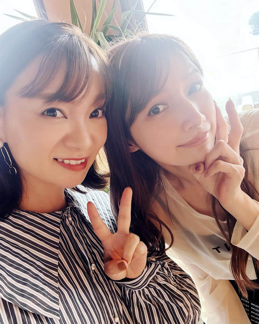 のインスタグラム：「今日はごっちんの YouTubeの撮影でした❤️  久しぶりすぎて 話が止まらなかった🎶  ただただ楽しかった〜🥰✨　  ごっちんありがとう💜💙🩷  #後藤真希」