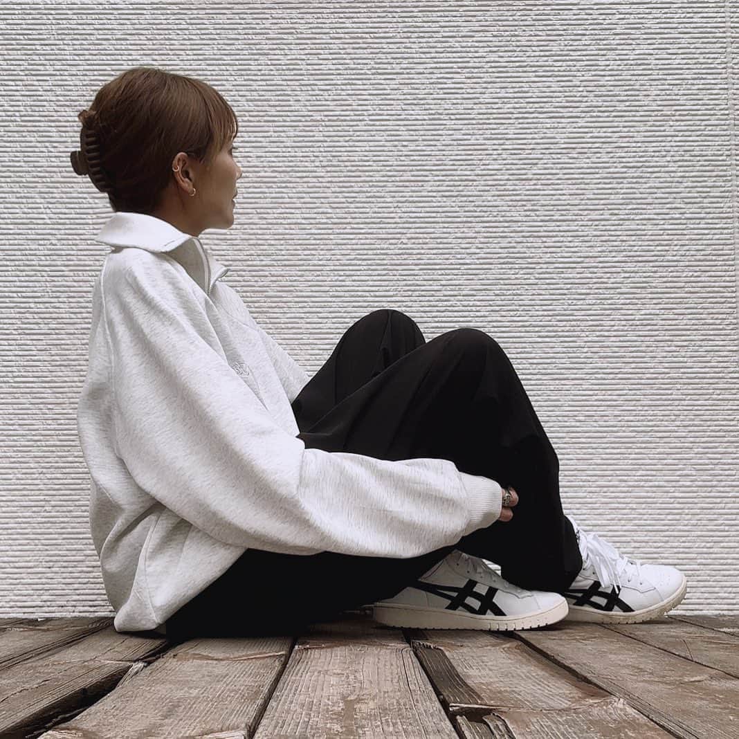 山本明果のインスタグラム：「⠀ ⠀ ⠀ ⠀ 💿🎧☁️ ⠀ ⠀ 近々販売のハーフジップスウェット オーバーサイズでゆるっと。 @seable2016  ⠀ ⠀」