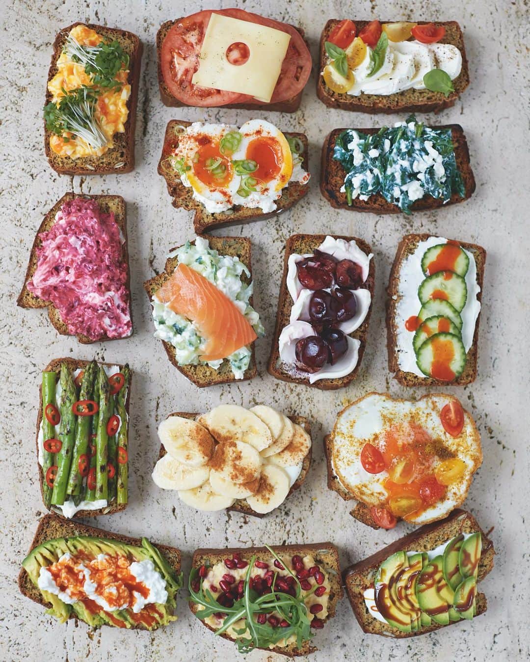 ジェイミー・オリヴァーのインスタグラム：「So many delicious ways to top my super-food protein loaf or your toast this morning.....which would you choose ?? Recipe & topping inspo in my bio! x x」