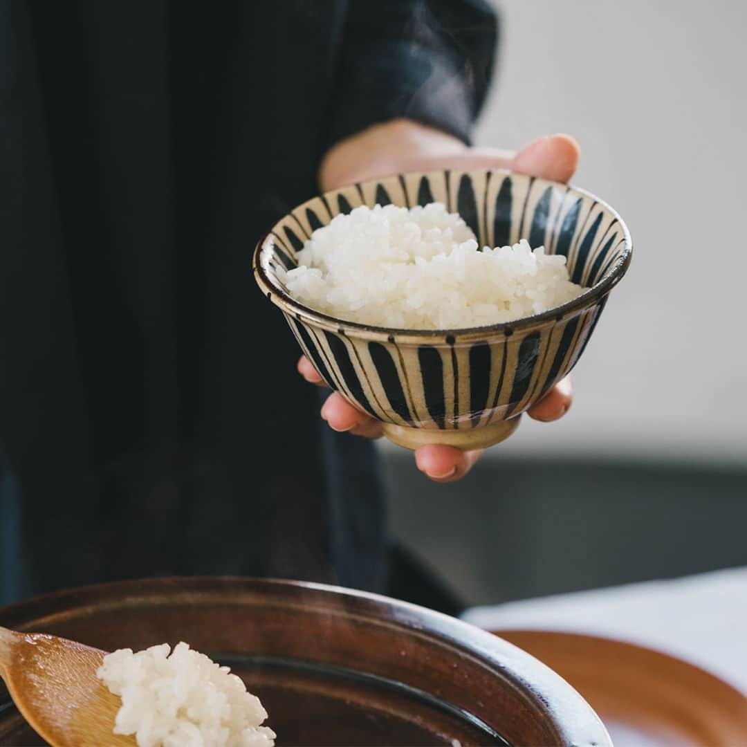 キナリノさんのインスタグラム写真 - (キナリノInstagram)「食卓も秋仕様に♪  季節をたのしむ「テーブルウェア」  －－－－－－－－－  季節の変化に合わせてテーブルウェアを 衣替えしませんか？  温かみのある色や素材を選べば、 食卓からも季節を感じることができますよ🌰  お月見にはウサギモチーフの箸置きも素敵！ 秋らしいアイテムが揃っているので、 ぜひ覗いてみてくださいね🎑  ＝＝＝＝＝＝＝＝＝＝＝＝＝＝＝＝ おすすめアイテムをピックアップ♪ ＝＝＝＝＝＝＝＝＝＝＝＝＝＝＝＝  ①見野大介｜ほんのり四角のケーキ皿 https://kinarino-mall.jp/item-37957  ②箸置き 栗 https://kinarino-mall.jp/item-100158  ③よしざわ窯｜おだんご皿 https://kinarino-mall.jp/item-117160  ④ANCIENT POTTERY｜ボウル・S https://kinarino-mall.jp/item-71116  ⑤小春花窯｜麦藁手 茶碗 https://kinarino-mall.jp/item-81303  ⑥酒井敦志之｜白釉 スープマグ https://kinarino-mall.jp/item-37725  ⑦STIIK｜箸（2膳1セット） https://kinarino-mall.jp/item-6289  －－－－－－－－－  ▶︎ https://kinarino-mall.jp/topics/646  －－－－－－－－－  ▶画像をタップすると詳細情報をご覧いただけます。  ▶プロフィールの「特集」ボタンよりご覧いただけます。 →@kinarino_official  ▶キナリノアプリからも特集ページをご覧いただけます。  「お買いもの」タブのトップページを下にスクロールをすると「新着特集」がございます。 　 ※ダウンロードはプロフィールリンクから→@kinarino_official  #キナリノモール #キナリノ #丁寧な暮らし #暮らし #テーブルウェア #秋のテーブルウェア #テーブルコーディネート #秋のテーブルコーデ #箸置き #スープマグ #箸 #茶碗 #おだんご皿 #tablecoordinate #tablecoordination #simple #instagood」9月20日 17時00分 - kinarino_official