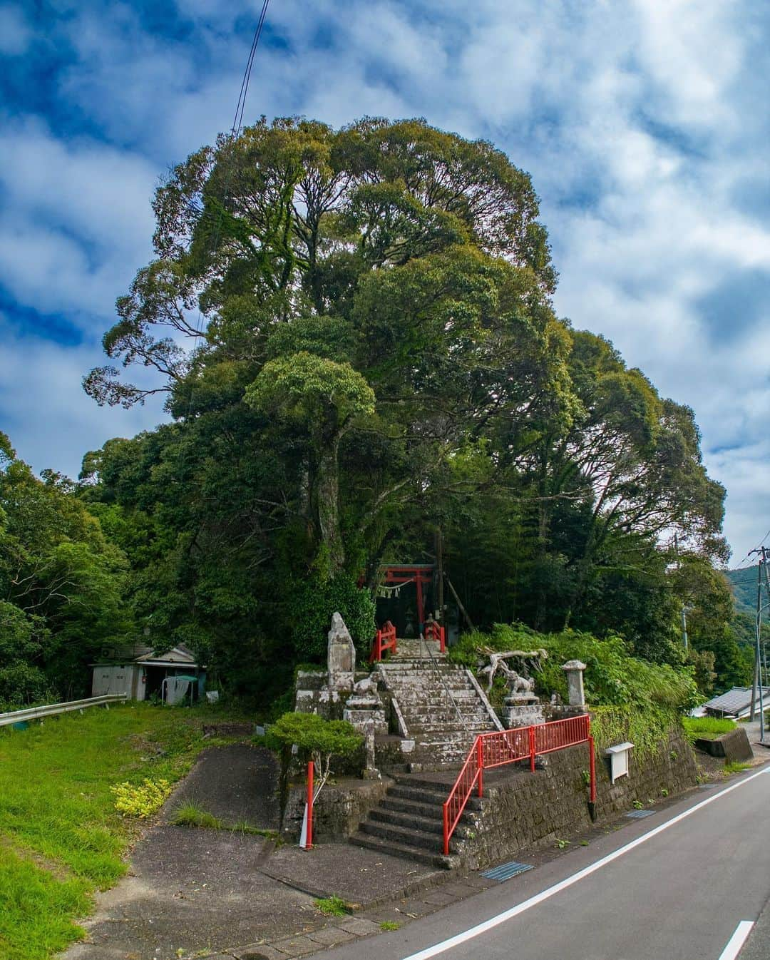 和みわかやまのインスタグラム：「. すさみ町にある、中山神社⛩参詣道入口には大鼓橋と呼ばれるアーチ状の石橋があるのですが、支柱やモルタルなどを利用せず、石を巧みに加工して上手く組み合わせる事で、石同士の重力だけで支えあうように作られているそうです😲  📷：@banco0416 📍：白浜・串本エリア すさみ町  和歌山の写真に #nagomi_wakayama のハッシュタグをつけて投稿いただくと、その中から素敵な写真をリポストします😉 . . . #和歌山 #和歌山観光 #和歌山旅行 #わかやま #和みわかやま #wakayama #wakayamajapan #wakayamatrip #wakayamatravel #nagomi_wakayama #wakayamagram #神社 #太鼓橋 #すさみ町 #文化財 #昔の技術 #shrine #susami #bigtree #torii #旅行 #国内旅行 #旅行好きな人と繋がりたい #観光 #travel #trip #travelgram #japan #travelphotography」