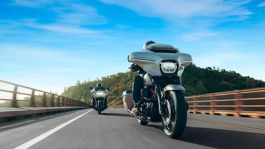Harley-Davidson Japanのインスタグラム：「CVOデビューフェア 9/23(土)-11/12(日)まで全国の正規ディーラーで開催 『FEEL THE CRAFTSMANSHIP ～匠の技と情熱が融合した、最高峰モデルを体感しよう』  デリバリーまもない新モデルを期間限定で展示。期間中ご成約のお客様には、最高峰のCVOシリーズに相応しい上質なリゾートをお楽しみいただける星野リゾートの宿泊券（5万円分）を進呈します。（掲載写真は「界　阿蘇」）過去最高の排気量 1977ccを誇る新たな空冷 V ツイン、Milwaukee-Eight® VVT 121 エンジンを搭載し、大幅に進化した新デザインとCVOならではの精巧なカラーリングが特長の両モデルの魅力を、ぜひ店頭でお確かめください。  各週末には「CVO ストリートグライド」と「CVO ロードグライド」2モデルが揃って登場し、跨っていただきエンジン始動ができる*特別キャラバンも実施。今週末9/23(土) 24(日)はH-D佐賀で開催します。 *ご試乗はできません  詳しくはキャンペーンページへ https://www.h-d.com/jp/ja/tools/offers/dealer-event-campaign.html  #ハーレーダビッドソン #HarleyDavidson #UnitedWeRide #CVOStreetGlide #CVORoadGlide #CVOストリートグライド #CVOロードグライド #星野リゾート」
