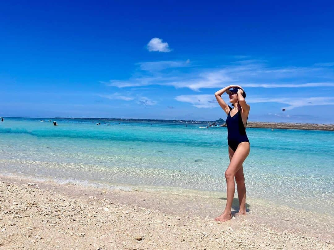 七菜香さんのインスタグラム写真 - (七菜香Instagram)「本島からフェリーで15分くらいで着く 水納島🐠🌺🫧  ここが日本だなんて信じられないくらいに 綺麗な場所で最高な時間を過ごせたよ🩵🩵🩵  シュノーケルでガチ泳ぎして 魚たくさんみれました🫣♡  #okinawa #okinawatrip #island #memories #momlife #travelling #일본 #오키나와 #沖縄 #水納島 #離島 #シュノーケリング #沖縄旅行 #🫶🏻🌺」9月20日 17時01分 - nanaka0118