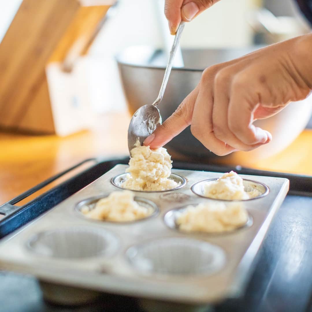 北欧、暮らしの道具店さんのインスタグラム写真 - (北欧、暮らしの道具店Instagram)「バターも卵も使わない。豆腐のマフィン . - - - - - - - - - - - - - - - - -  初心者でも簡単に作れる焼き菓子のレシピを 金工作家であり、お菓子作家でもある 川地（かわち）あや香さんに教わっています。  今回は、卵もバターも使わない マフィンのレシピです。 . - - - - - - - - - - - - - - - - - 卵もバターも使わないのに、しっとり 基本のマフィン - - - - - - - - - - - - - - - - -  【材料（6個分）】 材料 A ・薄力粉…150g ・塩…小さじ1/4 ・ベーキングパウダー…小さじ1.5  ・絹豆腐…120g ・きび砂糖（またはてんさい糖）…50g ・好みの植物油…50g ※砂糖は、なじみのある材料で置き換えても◎  【作り方】 ❶Aをボウルにふるい入れ、フワッとさせる Aを⼤きめのボウルにふるい⼊れるか、 泡だて器でよく混ぜてふわっとさせる。  ❷豆腐と砂糖、油をよく混ぜる 別のボウルに絹⾖腐120gを軽く⽔を切っていれ、 泡だて器でつぶしながら、 クリーム状になるまでよく混ぜる。 そこにきび砂糖50gを⼊れ、 粒が⾒えなくなるまでよく溶かし混ぜる。 さらに植物油50gも加え、 均⼀なとろりとした液体になるまで混ぜる。  ❸粉と（2）を合わせ、切るように混ぜる （1）の粉の中央に（2）を⼀度に⼊れ、 ゴムベラで切るように混ぜ合わせる。  ❹180℃のオーブンで、25分焼く マフィン型に、マフィンカップを敷くか、 油を薄く指で塗って、生地を均等に流し⼊れる。 180℃ に熱しておいたオーブンで 25分ほど焼き、型から取り出して冷ます。 . - - - - - - - - - - - - - - - - - ■ 川地さん  「焼きたても美味しいですが、 半⽇経ってしっとりしたときも美味しいです。  粉の⼀部を全粒粉やアーモンドパウダーにすると さらに⾷べ応えがありますよ  アレンジとして、 たとえばオレンジピールや⼲しバナナなどの ドライフルーツやナッツを⼊れると どっしりして、⾷べ応えがでます。  ローズマリーやバジル、⻘シソ、ミントなどの ハーブ（なんでも）を刻んでいれ、  ⽢さを少し控えめにして、 お⾷事系のマフィンとして⾷べるのもおすすめ。 チーズやドライトマトなどもよく合います」 . - - - - - - - - - - - - - - - - - . #kitchen#kitchendesign#kitchenware#food#マフィン#焼き菓子#豆腐#foodstagram#レシピ#おやつ#デザート#スイーツ #川地あや香 さん#家じかん#料理#キッチン#キッチン雑貨#シンプル#シンプルライフ#シンプルデザイン#暮らしを楽しむ#日々の暮らし#北欧#暮らし#北欧暮らしの道具店」9月20日 17時02分 - hokuoh_kurashi