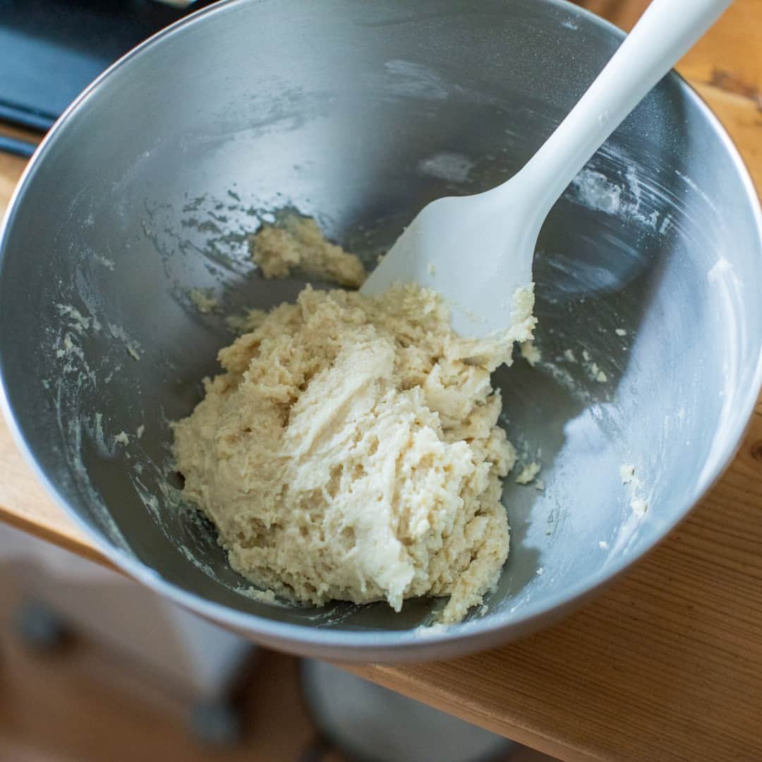 北欧、暮らしの道具店さんのインスタグラム写真 - (北欧、暮らしの道具店Instagram)「バターも卵も使わない。豆腐のマフィン . - - - - - - - - - - - - - - - - -  初心者でも簡単に作れる焼き菓子のレシピを 金工作家であり、お菓子作家でもある 川地（かわち）あや香さんに教わっています。  今回は、卵もバターも使わない マフィンのレシピです。 . - - - - - - - - - - - - - - - - - 卵もバターも使わないのに、しっとり 基本のマフィン - - - - - - - - - - - - - - - - -  【材料（6個分）】 材料 A ・薄力粉…150g ・塩…小さじ1/4 ・ベーキングパウダー…小さじ1.5  ・絹豆腐…120g ・きび砂糖（またはてんさい糖）…50g ・好みの植物油…50g ※砂糖は、なじみのある材料で置き換えても◎  【作り方】 ❶Aをボウルにふるい入れ、フワッとさせる Aを⼤きめのボウルにふるい⼊れるか、 泡だて器でよく混ぜてふわっとさせる。  ❷豆腐と砂糖、油をよく混ぜる 別のボウルに絹⾖腐120gを軽く⽔を切っていれ、 泡だて器でつぶしながら、 クリーム状になるまでよく混ぜる。 そこにきび砂糖50gを⼊れ、 粒が⾒えなくなるまでよく溶かし混ぜる。 さらに植物油50gも加え、 均⼀なとろりとした液体になるまで混ぜる。  ❸粉と（2）を合わせ、切るように混ぜる （1）の粉の中央に（2）を⼀度に⼊れ、 ゴムベラで切るように混ぜ合わせる。  ❹180℃のオーブンで、25分焼く マフィン型に、マフィンカップを敷くか、 油を薄く指で塗って、生地を均等に流し⼊れる。 180℃ に熱しておいたオーブンで 25分ほど焼き、型から取り出して冷ます。 . - - - - - - - - - - - - - - - - - ■ 川地さん  「焼きたても美味しいですが、 半⽇経ってしっとりしたときも美味しいです。  粉の⼀部を全粒粉やアーモンドパウダーにすると さらに⾷べ応えがありますよ  アレンジとして、 たとえばオレンジピールや⼲しバナナなどの ドライフルーツやナッツを⼊れると どっしりして、⾷べ応えがでます。  ローズマリーやバジル、⻘シソ、ミントなどの ハーブ（なんでも）を刻んでいれ、  ⽢さを少し控えめにして、 お⾷事系のマフィンとして⾷べるのもおすすめ。 チーズやドライトマトなどもよく合います」 . - - - - - - - - - - - - - - - - - . #kitchen#kitchendesign#kitchenware#food#マフィン#焼き菓子#豆腐#foodstagram#レシピ#おやつ#デザート#スイーツ #川地あや香 さん#家じかん#料理#キッチン#キッチン雑貨#シンプル#シンプルライフ#シンプルデザイン#暮らしを楽しむ#日々の暮らし#北欧#暮らし#北欧暮らしの道具店」9月20日 17時02分 - hokuoh_kurashi