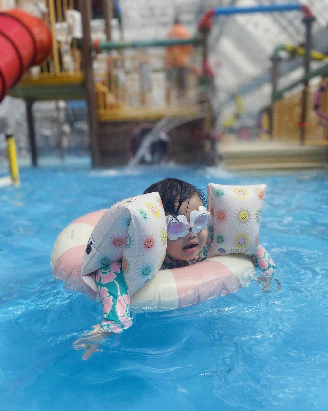 野崎玲欧奈さんのインスタグラム写真 - (野崎玲欧奈Instagram)「👙🛟  海外のサイトでポチポチしてたのが届いて 全装着してみたらド派手な仕上がりに😂🩵💛🩷  本人はめっちゃ気に入ってくれて お風呂でもこの格好して入ってましたw (ゴーグル付けるのは好きだけどまだ顔を水に付けることは出来ません🤓)」9月20日 11時35分 - reonanozaki