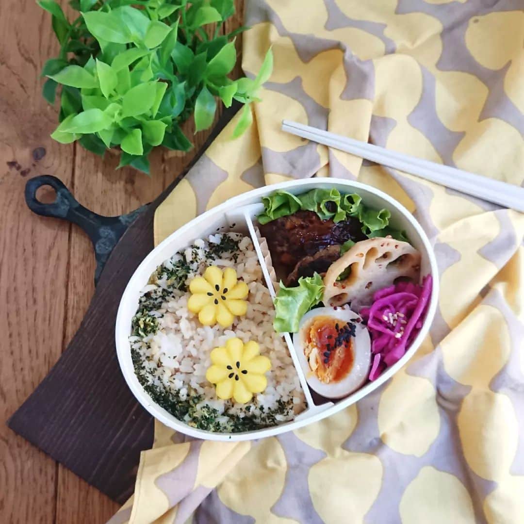 nori0620さんのインスタグラム写真 - (nori0620Instagram)「最近の息子お弁当🍱  アイテムは大体同じではありますが………  基本冷凍アイテムは(自分が作りおきしたものは別)使わないのですが、毎日のお弁当作りに欠かせない、私のズボラアイテムは、すき焼きのもと✨  良くある、割下に少々のお水と片栗粉でレンチンすれば、簡単にとろみのあるタレが♪ 甘酢にしたい時はお酢を少々  バタバタの朝には少しでも時短したい所♪  #instafood#obento#japaneseobento#息子お弁当#幼稚園お弁当#お弁当記録#毎日がお弁当ライフ#お弁当#わっぱ弁当#nokokitchen」9月20日 11時35分 - nori0620