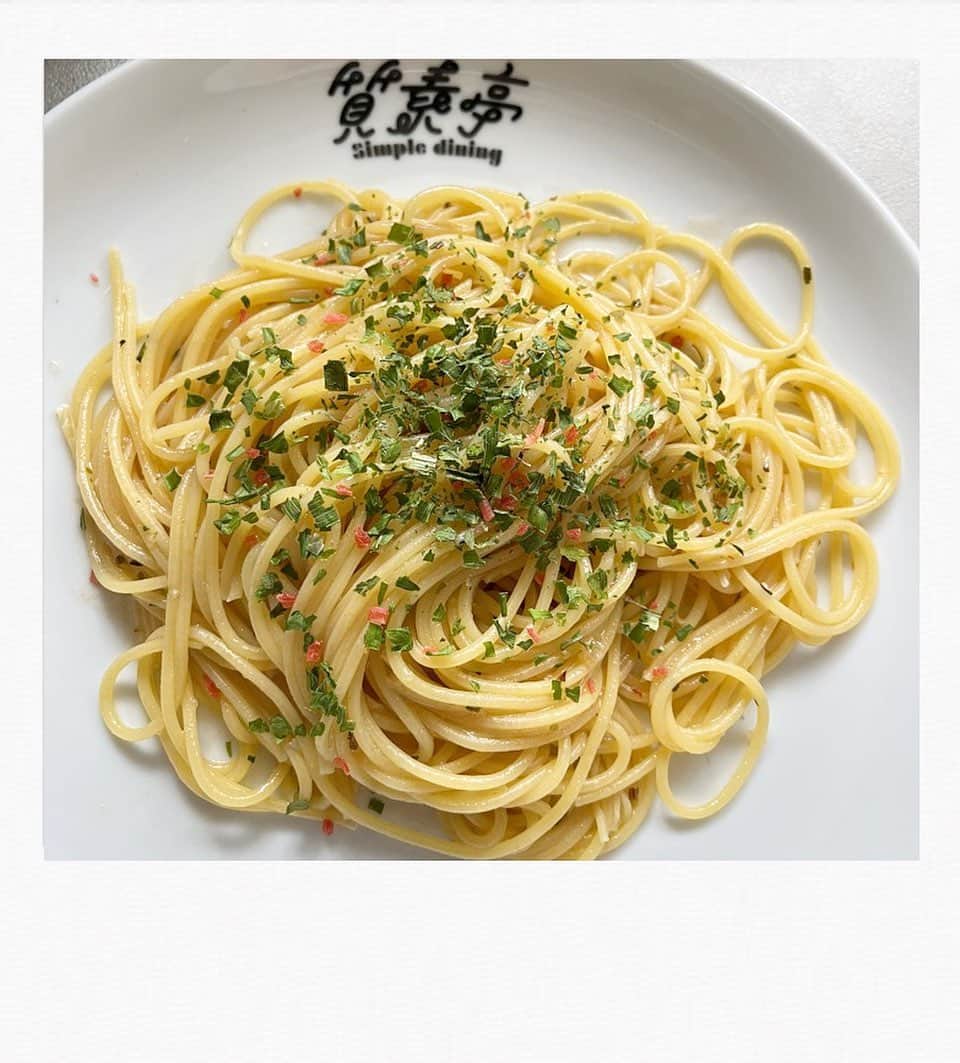 かせきさいだぁのインスタグラム：「本日の質素亭、『S&B 沖縄島とうがらし&沖縄そば風だし』のパスタ❤️和風なんだけどちゃんと沖縄感かんじる〜❤️ソースに鰹節エキス・鳥豚エキス・ポークエキス・鰹節・焼きあごエキス・シークワーサー果汁パウダー等色々入ってて、新しい和風パスタの誕生〜🎂美味い〜😋シークワーサー感も少しあっても良かったかも #質素亭 #しっそ亭  いつもの質素亭レシピ。フライパンにオリーブオイル少々、ニンニク少々（チューブので可）香りづけして、焦げる前に火を止めソースをフライパンにイン。バジル・オレガノを足して風味増し。 茹で上がったパスタを投入し、茹で汁お玉一杯かけ強火でグルグルして出来上がり。トッピングのパウダー振りかけて完成〜❤️」