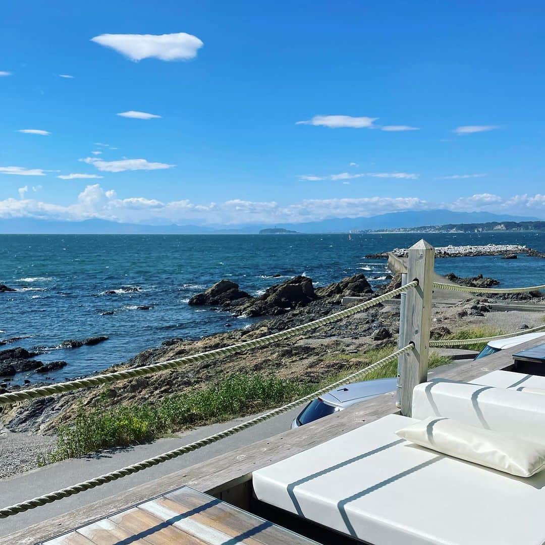 akikoのインスタグラム：「最近流行ってる、半日海のルーティン。 私は東京に住んでいますが、うちから葉山まで1時間ちょっとで行けるし、パッと泳いでシャワーも浴びずにパッと帰ってくるという(時にはランチしてから帰る)  午後はまるまる時間を使えるし、1日がかなり充実します。海で泳ぐと疲れるとよく言うけれど、私の場合は完全に逆だなぁ。むしろ元気になるような💪  南の島の海も美しいけれど、関東の海もなかなか楽しい🐠🐟🐡」