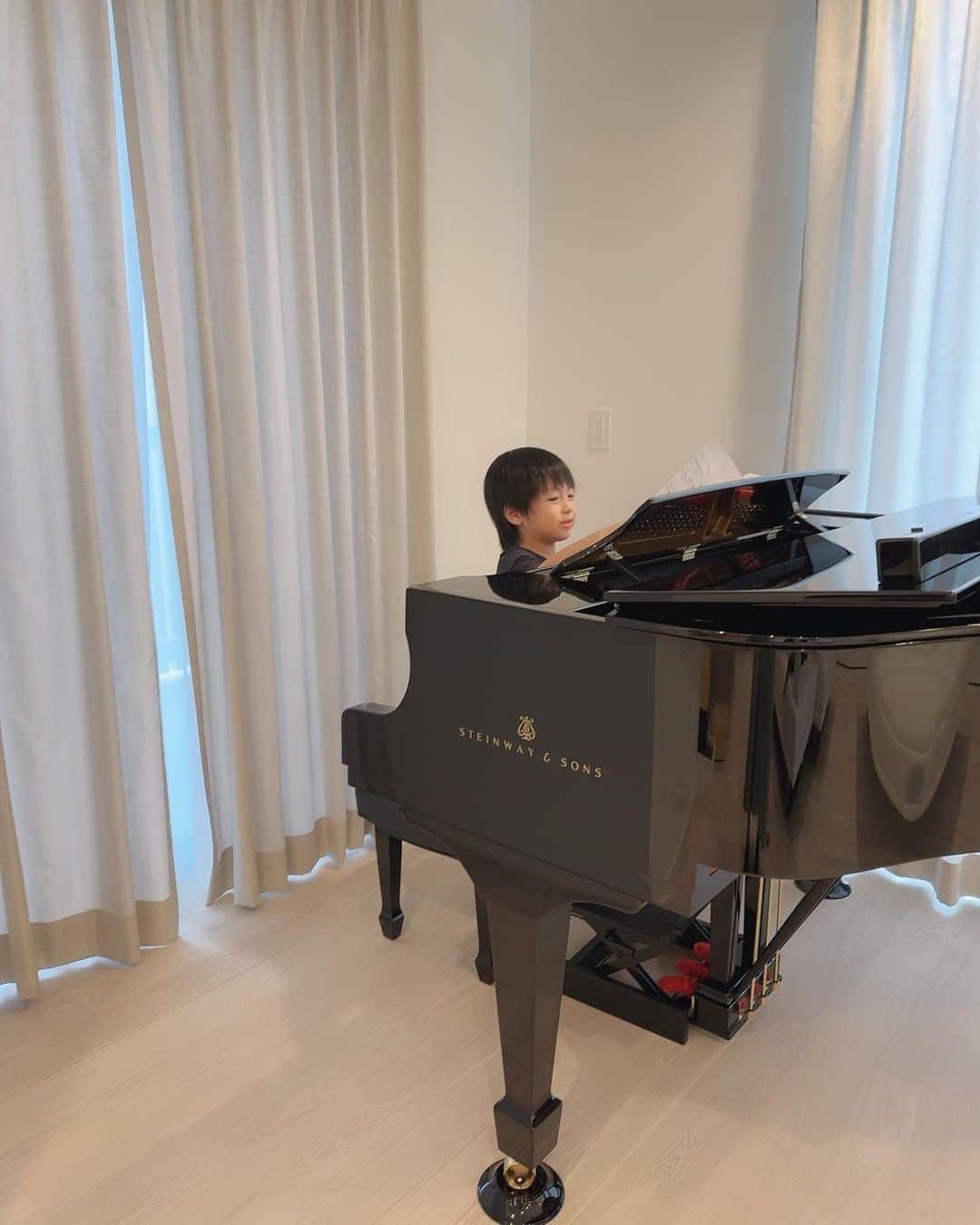 川崎希さんのインスタグラム写真 - (川崎希Instagram)「おうちにピアノがきました💕  カゲトラは5才からピアノを習い始めて お家では、ずっと電子キーボードで練習してたんだけどついに壊れてきてしまい自宅もピアノデビューしたよ🤍  選んだピアノはスタインウェイってメーカーで インスタのストーリーの質問で『どんなピアノがいいかな？』と書いたらたくさんの方からおすすめメッセージを送ってくれて  ピアノを習うといつかグランドピアノを使いたくなるから、はじめからグランドにするのもおすすめってメッセージも多かったからグランドにしました✨(アドバイスメッセージありがとうございます💌)  色々なピアノを下見したり、YOUTUBEでピアノの弾き比べしてるピアニストの方の動画をみたりして スタインウェイがすごく気になってたんだけどショールームで一目惚れして決めたよ💗💗💗  ピアノは100年くらい使えるみたいだからカゲトラとsisterが気に入ってくれてずっと大事にしてくれたら嬉しいな〜🎹  とっても素敵なピアノでとにかく嬉しい🌟🌟🌟  #ピアノ　#スタインウェイ　#グランドピアノ　#steinway #6才　#ピアノデビュー　#homedecor  #piano」9月20日 11時44分 - kawasakinozomi