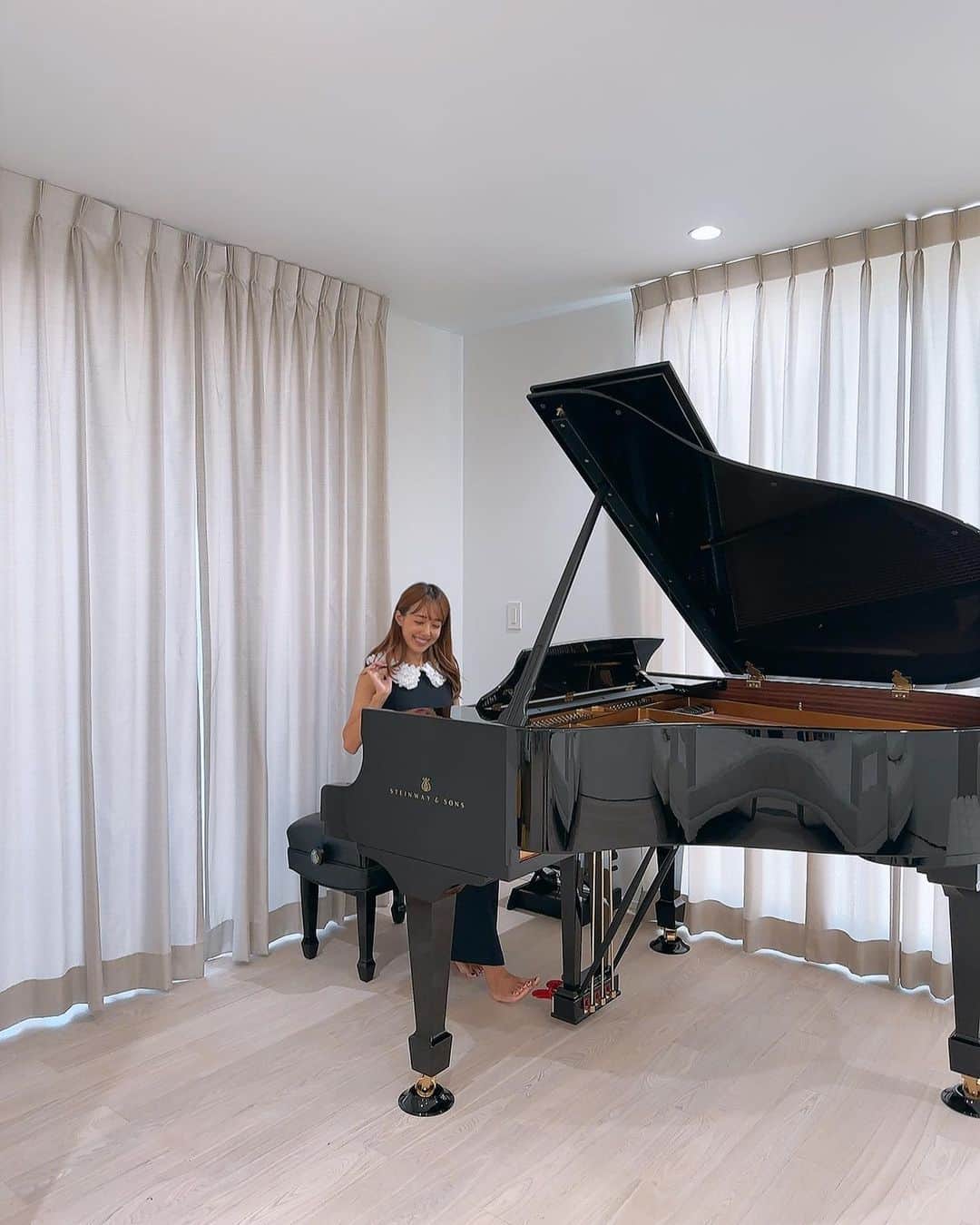 川崎希さんのインスタグラム写真 - (川崎希Instagram)「おうちにピアノがきました💕  カゲトラは5才からピアノを習い始めて お家では、ずっと電子キーボードで練習してたんだけどついに壊れてきてしまい自宅もピアノデビューしたよ🤍  選んだピアノはスタインウェイってメーカーで インスタのストーリーの質問で『どんなピアノがいいかな？』と書いたらたくさんの方からおすすめメッセージを送ってくれて  ピアノを習うといつかグランドピアノを使いたくなるから、はじめからグランドにするのもおすすめってメッセージも多かったからグランドにしました✨(アドバイスメッセージありがとうございます💌)  色々なピアノを下見したり、YOUTUBEでピアノの弾き比べしてるピアニストの方の動画をみたりして スタインウェイがすごく気になってたんだけどショールームで一目惚れして決めたよ💗💗💗  ピアノは100年くらい使えるみたいだからカゲトラとsisterが気に入ってくれてずっと大事にしてくれたら嬉しいな〜🎹  とっても素敵なピアノでとにかく嬉しい🌟🌟🌟  #ピアノ　#スタインウェイ　#グランドピアノ　#steinway #6才　#ピアノデビュー　#homedecor  #piano」9月20日 11時44分 - kawasakinozomi