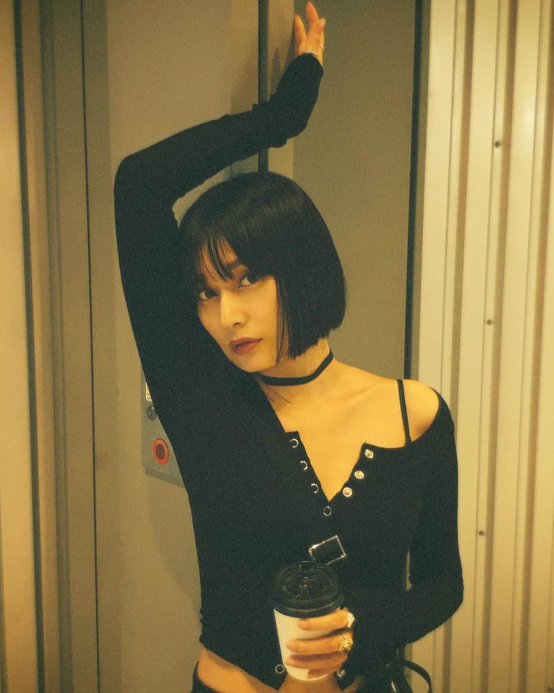 佐藤乃莉のインスタグラム：「お昼何食べようかなー🐈‍⬛🐾  #black#ボブヘア#黒髪#japan#shibuya」