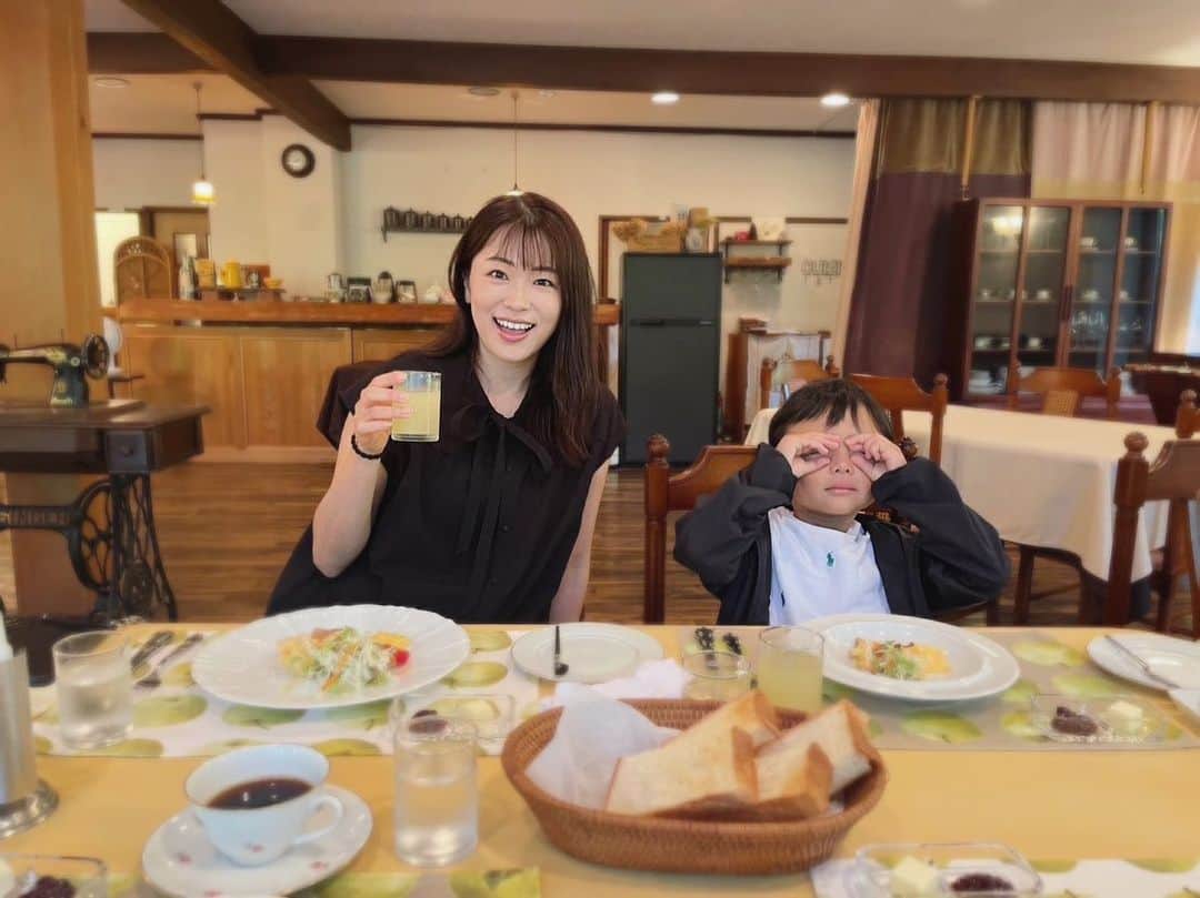 のインスタグラム：「リンゴジュースでおめざ。 夜も遅くまで遊んだから、眠いよね。笑 いつの時代も枕投げはテッパンですね。  #軽井沢 #4歳 #男の子ママ」
