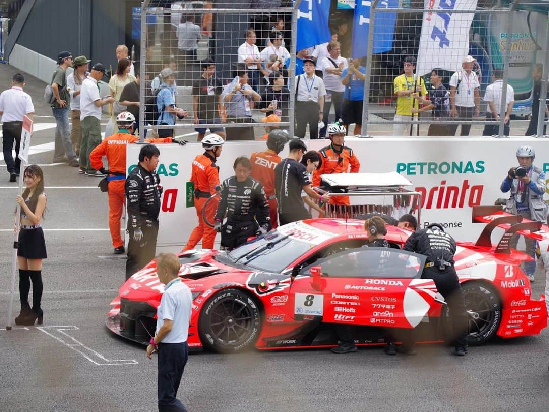 今井みどりさんのインスタグラム写真 - (今井みどりInstagram)「SUPERGT Rd.6菅生お疲れ様でした✨  8号車　➡️P1 16号車　➡️P12  今回もARTAへの沢山の応援をありがとうございました✨🏁  8号車は正式結果にて繰り上がり優勝🏅ポールトゥウィン😭 チームとしては二連続のポールトゥウィン😭 複雑な気持ちもありますが優勝は本当に嬉しいです。本当におめでとうございます✨  また表彰台でみんなと喜ぶことができて幸せです！ 8号車は開幕戦表彰台からノーポイントが続いていたので😭やっっと😭🔥  次戦は8号車 16号車揃っての最高な結果となるよう引き続きARTAの応援よろしくお願いします🤲  #SUPERGT#ARTA#MUGEN#ARTAMUGEN#autobacs #HONDA#オートバックス#無限#スポーツランドsugo #racequeen#レースクイーン#ARTAGALS」9月20日 11時53分 - imaimidori