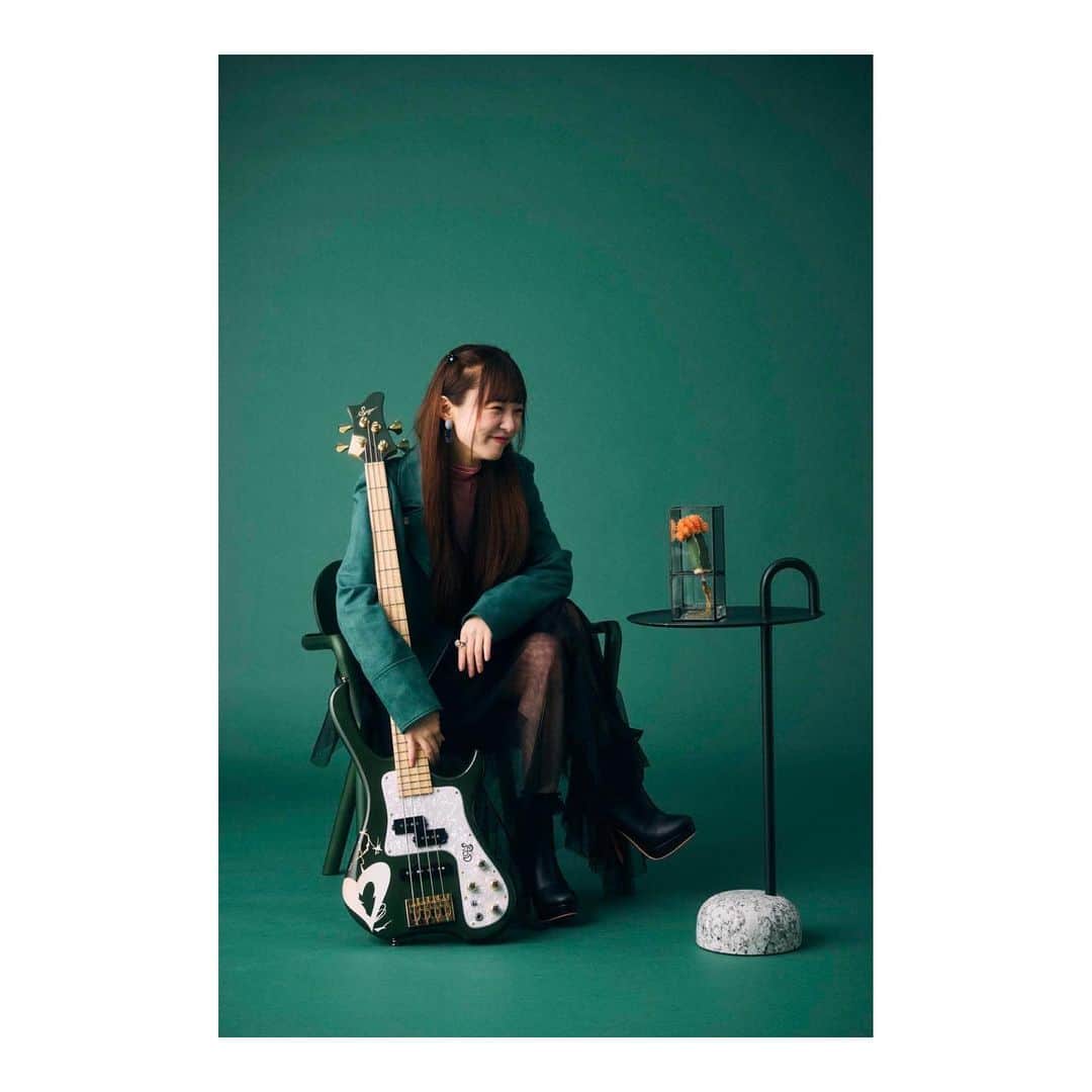 MINAさんのインスタグラム写真 - (MINAInstagram)「23歳になりました🎂 . 22歳は沢山弾いて書いて、蓄積の年でした！ sns投稿を頑張ったり曲を100曲書いたりミュージシャンとしてすごく楽しい。 喜んでもらえる報告ができるように準備中です！！！＾＾ . ずっと前から応援してくれてる人も最近知ってくれた人も全員大事にして進んで行きます。 いつも支えてくれて本当にありがとう。 23歳も皆さんに会えますように😊 . Today is my birthday🎂 Thank you for always supporting me:)❤️」9月20日 12時05分 - mina_gf_band