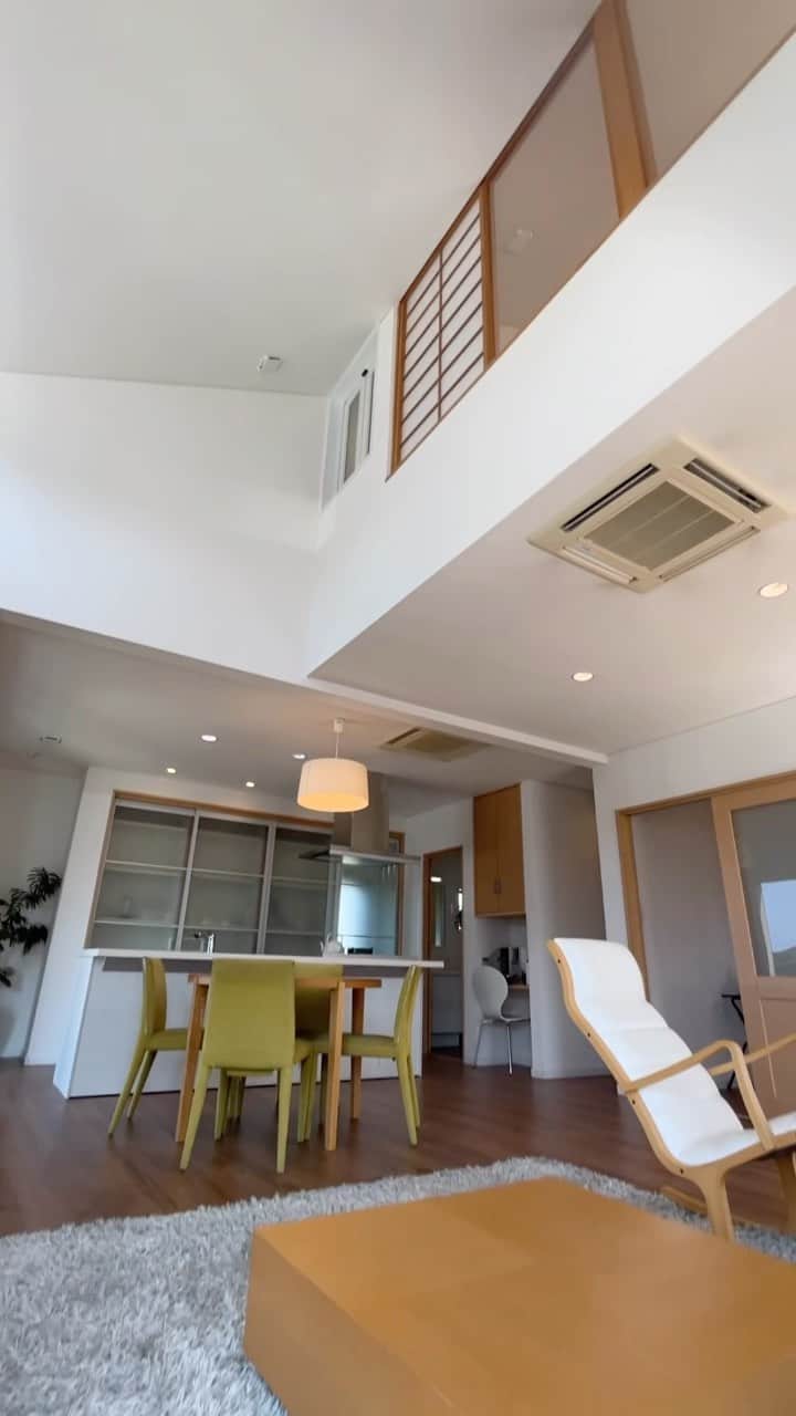 Cozy Homeのインスタグラム：「今日はモデルハウスをリール動画でご介！  たくさん日差しが入るあたたかなお家。  ■□━━━━━━━━━━・・・‥‥  〜大切な人に紹介したくなる家づくり〜 和歌山で新築、注文住宅を建てるなら コージーホーム 　 施工写真やイベント情報は、 プロフィール下にあるURLからCheck! → @cozyhome.wakayama  ‥‥・・・━━━━━━━━━━□■ 　 【和歌山での家づくり】 #和歌山工務店 #和歌山注文住宅 #和歌山新築 #和歌山家づくり #コージーホームの家#和歌山  【コンセプト】  #自由設計の家 #おしゃれな家づくり #快適な家づくり #子育てを楽しむ家」