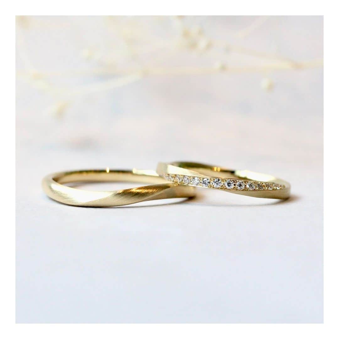 ith / イズ オーダメイド結婚指輪さんのインスタグラム写真 - (ith / イズ オーダメイド結婚指輪Instagram)「ゴールド×カーブの結婚指輪。  異なる指輪でも、ゆるやかな曲線に共通点のある 《マルカート》と《レント》でお仕立て。  カーブやツイストの形状はデザインによって、 その形のニュアンスに変化が生まれます。  お二人のデザインはセミマットのゴールド 程よい艶感で気品漂う大人な雰囲気に。  ▽ 指輪について 結婚指輪(男性)：マルカート K18YG：104,000円〜  結婚指輪(女性)：ローザ K18YG：要お見積もり  お問い合わせコード：24451  ***********************************  ⧉ ith 公式WEB @ith_marriage アカウントTOPへ  ☞ プロフィールURLをタップ  ⧉ 暮らしに寄り添うジュエリー ith online store ☞ @ith_jewelry  ***********************************  #結婚指輪 #マリッジリング #婚約指輪 #エンゲージリング #カスタマイズ #オーダーメイド #手仕事 #職人 #アトリエ #イエローゴールド #ハーフエタニティ #マット #カーブ #ツイスト」9月20日 12時00分 - ith_marriage