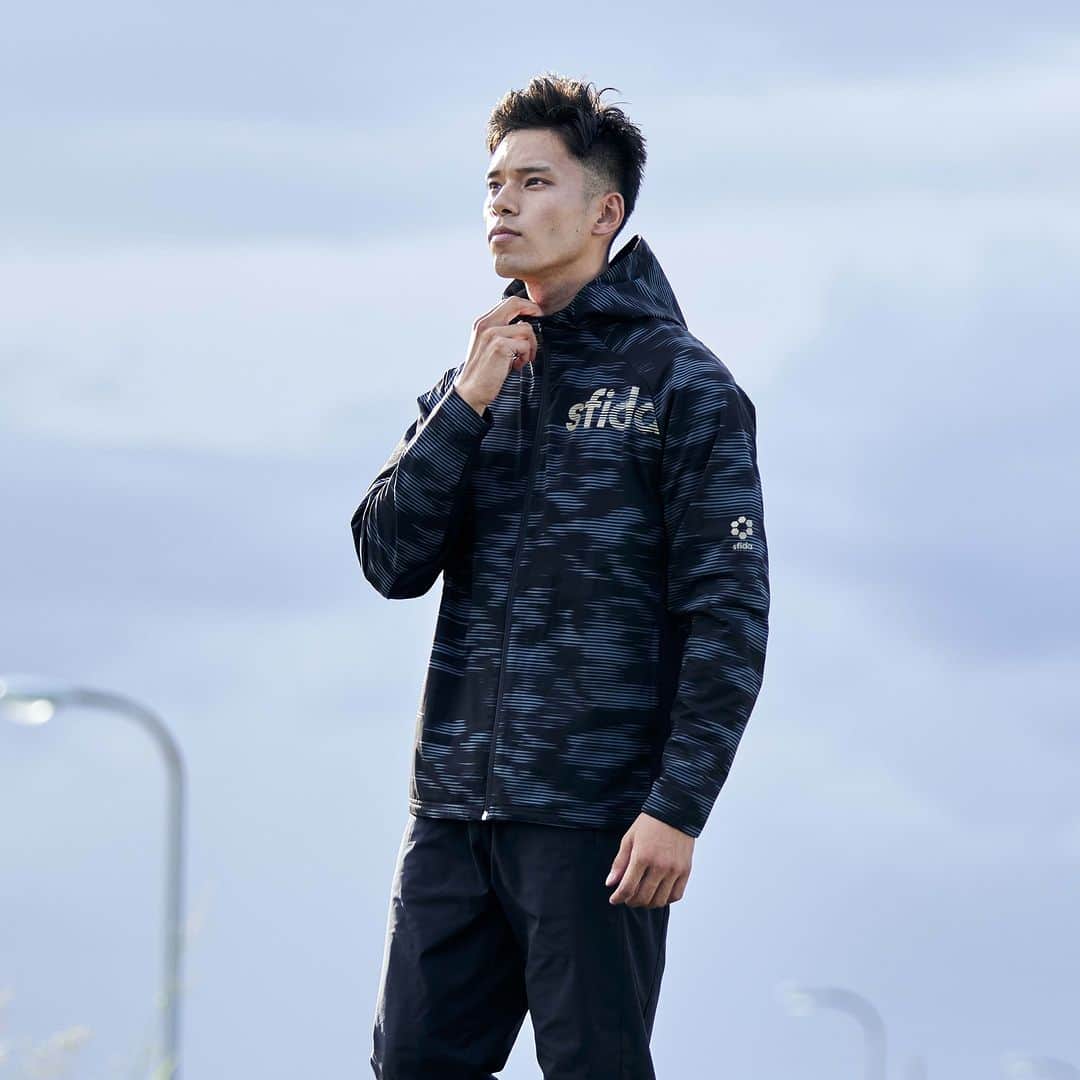 のインスタグラム：「. #sfida WINTER TRAINING Thermotect sfida TR ウインドジャケット 🎨BLK/GBBLU  BLK/GBBLUは落ち着いた色合いながらも普段とは違うアクセントをつけたい方におすすめ。背中の裏地には高い保温性を持つブロックフリース素材を使用し、真冬まで活躍します。  #sfida #スフィーダ #sfida2023FW #トレーニング #ランニング #サッカー」