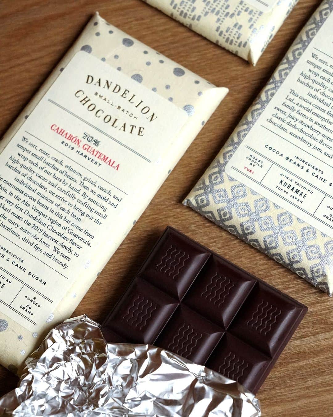 ダンデライオン・チョコレート・ジャパンのインスタグラム：「チョコレートの「酸味」と「苦味」とは、どういう感覚？  チョコレートの味を表現するときに よく使われる「酸味」と「苦味」。  言葉だけ聞くと、一般的な「すっぱい」「苦い」 といった味を思い浮かべますが、 チョコレートに関しては もう少し複雑な味を表現しています。  🍫酸味 チョコレートの酸味は、 果実感の中でも柑橘系、ベリー系などさまざま。 また、ヨーグルトのような乳酸味や、酢酸味もあります。 思わず口をすぼませてしまう「すっぱい」だけではない、 さまざまな酸味の種類を感じることができるでしょう。  🍫苦味 苦味は、カカオ含有量が多いチョコレートで 多く使われる表現で、 「ビター」と表現されることもあります。 カカオ含有量が多い＝苦味が強い、ということではなく、 カカオのフレーバーをより強く感じることができるでしょう。  チョコレートの味わいは、 そのときの自分の気持ちや体調、 気候によっても変わります。  「これが正解」というのはないので、 まずはひとかけら食べて「美味しい」と思って 笑顔になっていただけると嬉しいです。  ダンデライオン・チョコレートでは、 常時7〜8種類前後の チョコレートバーを販売しています。  ぜひご自分や贈る相手の好みにあったチョコレートを 見つけてみてください。  ＊チョコレートバーのご購入はプロフィールリンクから @dandelion_chocolate_japan  ======  チョコレートバー各種 価格：1,400円（税込） 販売店舗：オンラインストア、ファクトリー＆カフェ蔵前、伊勢外宮店、The Market 吉祥寺  ======  #dandelionchocolate #ダンデライオンチョコレート #beantobar #ビーントゥバー #craftchocolate #クラフトチョコレート #chocolate #チョコレート #cacao #カカオ #高カカオチョコレート #ハイカカオチョコレート #シングルオリジン #チョコレート好き #酸味 #苦味 #お取り寄せスイーツ #蔵前カフェ #伊勢カフェ #アトレ吉祥寺」