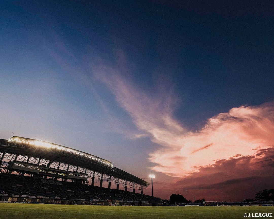 Ｊリーグさんのインスタグラム写真 - (ＪリーグInstagram)「真っ赤な夕陽に染まるスタジアム🌇  本日は、心打たれる景色を皆さんにお届け📷  夕暮れ時に見ることができる夕陽×スタジアムは格別です💯  #FC東京 #味の素スタジアム #湘南ベルマーレ #レモンガススタジアム平塚 #サンフレッチェ広島 #エディオンスタジアム広島 #アビスパ福岡 #ベスト電器スタジアム #水戸ホーリーホック #ケーズデンキスタジアム水戸 #大宮アルディージャ #NACK5スタジアム大宮 #清水エスパルス #IAIスタジアム日本平 #ジュビロ磐田 #ヤマハスタジアム  #Jリーグ #jleague #サッカー #soccer #football #J30」9月20日 12時00分 - jleaguejp