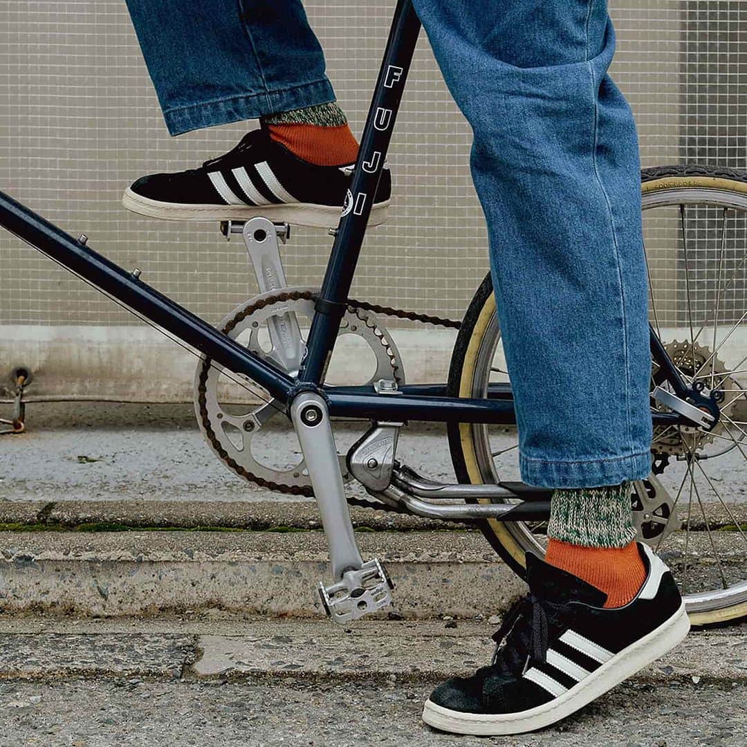 のインスタグラム：「English below / 英語は下に続きます。  靴下ブランド〈OBSCURE SOCKS（オブスキュアソックス）〉の2023 AUTUMN/WINTER Collectionが新発売。  リラックスできる履き心地の「FICUS（フィクス）」と「MAHONIA（マホニア）」はルームソックスとしてもおすすめ。バイカラーでスタイルのアクセントにも◎。  ひとクセありながら、編みの凸凹でケーブル柄を表現した「RHUS（ルス）」は、どんなスタイルにも合わせやすい一足。スラブ糸を一緒に編み立てることで、奥行きある独特の風合いを出しています。  初の柄をデザインに取り入れた「LARIX（ラリックス）」は、冬を感じるフェアアイル柄を表現。特殊紡績の糸で編み立て、暖かく柔らかい風合いです。  ーーー  2023AW collection from OBSCURE SOCKS  FICUS and MAHONIA are very relaxing and comfortable, give accent to your outfit also nice as slipper socks.  Cable knit RHUS goes well with any style, and is made stereoscopic by slub yarn.   Fair Isle pattern LARIX is the first patterned socks in the brand. Soft, warm and light-weight thanks to the special yarn.  @obscure_socks @hightide_japan @fujito_fukuoka  #hightide #obscuresocks #fujito #socks #sockslover #socksaddict #sockstagram #sockstyle #madeinjapan #2023aw #newarrival #ハイタイド #オブスキュアソックス #ソックス #ソックスコーデ #藤戸剛 #靴下 #靴下コーデ #レッグファッション #新発売」