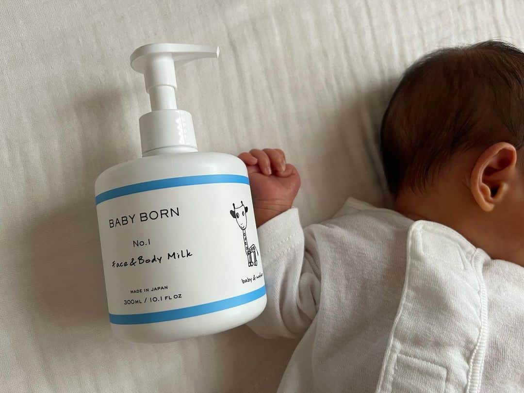 安藤あいかのインスタグラム：「使い勝手がよくてボトルもかわいい @baby_born_jp のFace&Body Milk 🩵🦒 オーガニックラベンダーの香り🪻 赤ちゃんにやさしい、99%天然由来成分を使っているから安心〜👶♡  垂れにくくスッとのびるので赤ちゃんに使いやすく しっとりも続く♡ 香りもふんわりでしつこくない♡ 赤ちゃんの沐浴あがりに全身に塗り、余ったら自分の手の甲に染み込ませてます✌️ あとは赤ちゃんの眉間が乾燥しやすいので（撫ですぎ？笑）気になった時に少量をペタペタ♡  ボトル内は二層構造で内袋が縮んでいくので酸化せず新鮮なまま使い切れるのが嬉しい！！ ポンプも広いのでお風呂上がりなどのバタバタしてる時も片手でらくらく押せる！ノンストレス〜♪  #baby_born_jp #mishiilist #ミッシーリスト #高橋ミカ #東原亜希 #ベビーボーン #BABYBORN #ベビースキンケア #ベビーローション #ベビークリーム #ミルクローション #親子で使える #出産準備 #新米ママ #赤ちゃんのいる暮らし #赤ちゃんのいる生活 #アンバサダー」