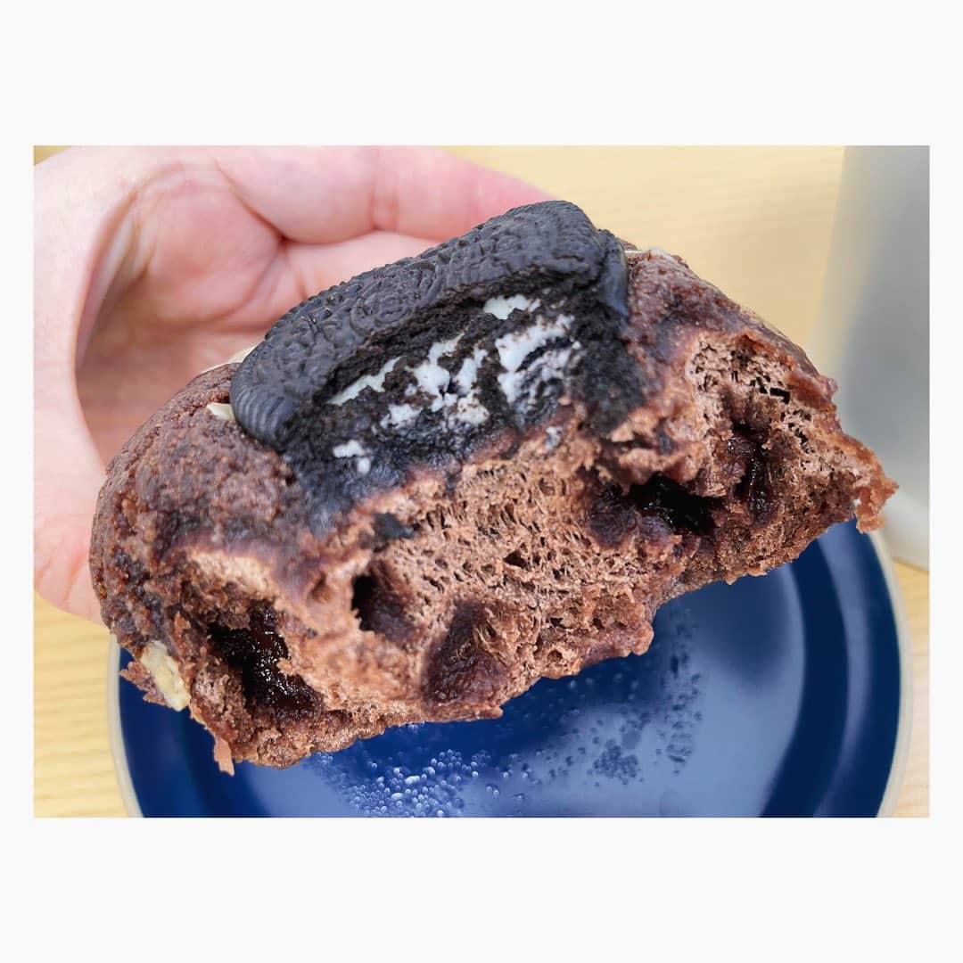 小川麻琴さんのインスタグラム写真 - (小川麻琴Instagram)「@b.kumanowa さんのチョコづくしダマンドオレオベーグル🥯  まさにチョコづくしー🍫💕  もっちりしたチョコレート生地の中にとろーりチョコがたっぷり包んであって、それをチョコ味のダマンドでコーティング、そしてトップにはオレオ🥹  はぁ、、美味しかった❤️  特にダマンドの部分がしっとりしていて最高でした🥰  #クマノワベーグル  #kumanowabagel  #チョコづくし  #ベーグル #まことパン #まことベーグル #パンスタグラム」9月20日 12時02分 - 1029_makoto