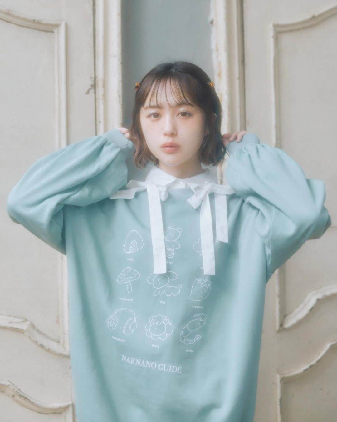 merry jennyのインスタグラム：「【 special collaboration 】 ㅤㅤㅤㅤㅤㅤㅤㅤㅤㅤㅤㅤㅤ merry jenny 2023 autumn/winter Dream well feat.naenano   　 -- merry jenny × naenano --  　 special collaboration itemの発売が決定いたしました。  本日9/20(wed) 12:00〜 予約受付開始！！ 公式通販サイトRUNWAY channelにてご予約いただくと 先着でご予約特典のステッカーをプレゼント！ ※1会計毎に1枚のお渡しです。  また、9/27(wed) 19:00〜 @merryjenny_instagram にてなえなのさんご出演でcollaboration itemを紹介するinsta liveを配信予定！ 商品についてのご質問をこの投稿のコメント欄にて 事前に募集中♡  ㅤㅤㅤㅤㅤㅤㅤㅤㅤㅤㅤㅤ topのURLから⇨  @merryjenny_instagram ぜひcheckしてくださいね♡  ◯ NAENANO GUIDEスウェット col : o.white / green ￥7,700 (tax in)  ◯ flower laceﾃｨｱｰﾄﾞﾜﾝﾋﾟｰｽ col : o.white / black ￥14,300 (tax in)  ◯ ﾘﾎﾞﾝﾌﾟﾘｰﾂﾜﾝﾋﾟｰｽ col : o.white / navy ￥12,100 (tax in)  ◯ ツイードフライトCAP col : ivory / black ￥7,700 (tax in) ㅤㅤㅤㅤㅤㅤㅤㅤㅤㅤㅤㅤㅤ ㅤㅤㅤㅤㅤㅤㅤㅤㅤㅤㅤㅤㅤ #merryjenny #メリージェニー  #2023aw #winter #dreamwell  #collaboration #naenano #なえなの さん #ステッカー #スウェット #フライトキャップ  #ミニワンピ #キャミワンピ」