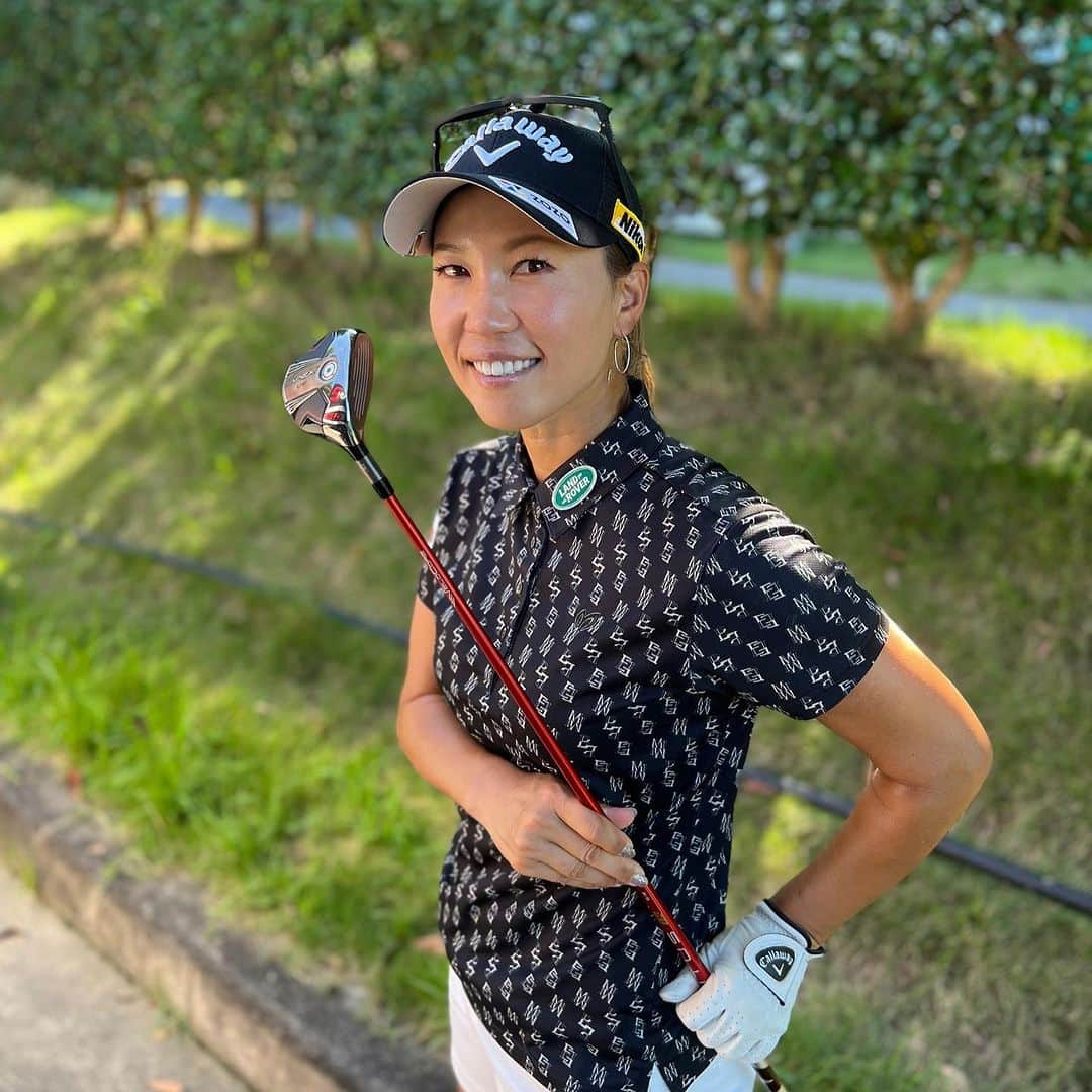 キャロウェイゴルフ（Callaway Golf）のインスタグラム：「上田桃子プロが「日本女子プロゴルフ選手権大会コニカミノルタ杯」から新しいAPEX UW（19°）を投入しました!!   気に入ったポイントはいつかあるようです☝  ☑︎長年使用していたX HOT PROフェアウェイウッドと同ロフトで同じパフォーマンスが出るが、クラブ長が短いので、とにかくやさしくて打てる  ☑︎距離を抑えて打ちたい時や、ラフからでも簡単に打つことができる  ☑︎打球感は柔らかくて心地良い   前作のAPEX UWは男子ツアープロを中心に人気でしたが、今作は前作に比べて、やさしくボールが上がり、スピンも入るので女子ツアーでも使用プロが増えてきそうです！ 数量限定製品なので、気になった方はぜひお早めに！ . . . #キャロウェイ #チームキャロウェイ #キャロウェイスタッフプレーヤー #上田桃子 #ApexUW #ユーティリティウッド #数量限定 #発売中」