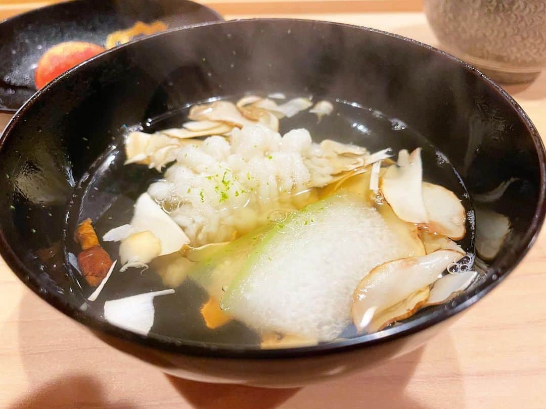 乾雅人のインスタグラム：「鮨 むらやま 離れ 好雪別処@銀座 本店が同じビルの7階に移転、「離れ」がオープンして数ヶ月。 5階「離れ」はオン・ショウキ大将がカウンターに立つ。 インバウンド客も増え、活気がある。 ショウキ大将の腕も冴える。 どこまで辿り着くのか、しかと見届けたい。 @sushi_murayama」