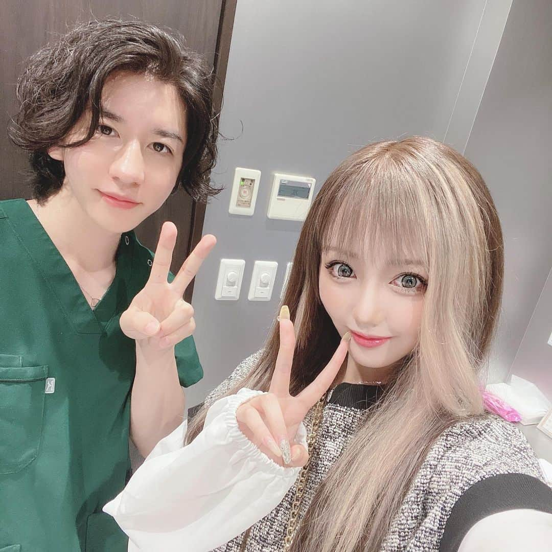 りせりさんのインスタグラム写真 - (りせりInstagram)「🏥🤍 ⁡ ⁡ ⁡ R Beauty CLINIC 大阪院 @r_beauty.clinic に行ってきた💫 ⁡ エラが張ってるのと、肩を華奢に見せたかったので 今回思い切ってやす先生 @dr.koike.yasuhiro に 念願のエラと肩のボトックスをお願いしました！！ ⁡ やす先生は小顔整形で有名で 症例もたくさんあったので安心して 任せることができました✨ 気になる子はチェックしてみてね☺ ⁡ ⁡ ⁡ #りぃ先生 #RBeautyClinic #小池泰弘 #ボトックス」9月20日 12時16分 - rsr_0717