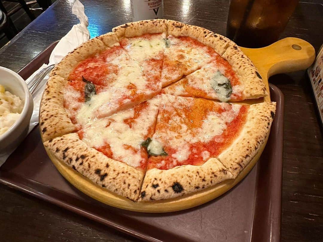 のインスタグラム：「今日のランチは、マルゲリータ。他のお店が混み合い気味の中、地下にあるせいか余裕で座れた👍雰囲気いいなぁ。早めに上がれたらビール一杯飲みに来るからな！覚悟しとけよw  #ランチ #今日のランチ #マルゲリータ #ピザ #pizza #パブ #HUB」
