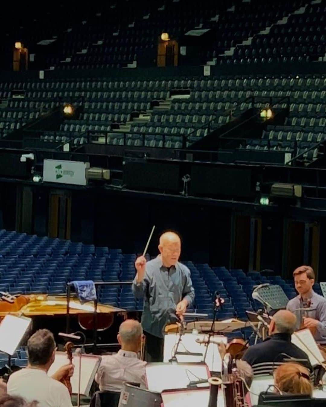 久石譲さんのインスタグラム写真 - (久石譲Instagram)「The rehearsal at Wembley arena in London!  12,500 seats times two days are all sold out.  I am so happy!  #joehisaishi #wembleyarena  #bbcorchestraprogramme #london」9月20日 12時18分 - joehisaishi_composer