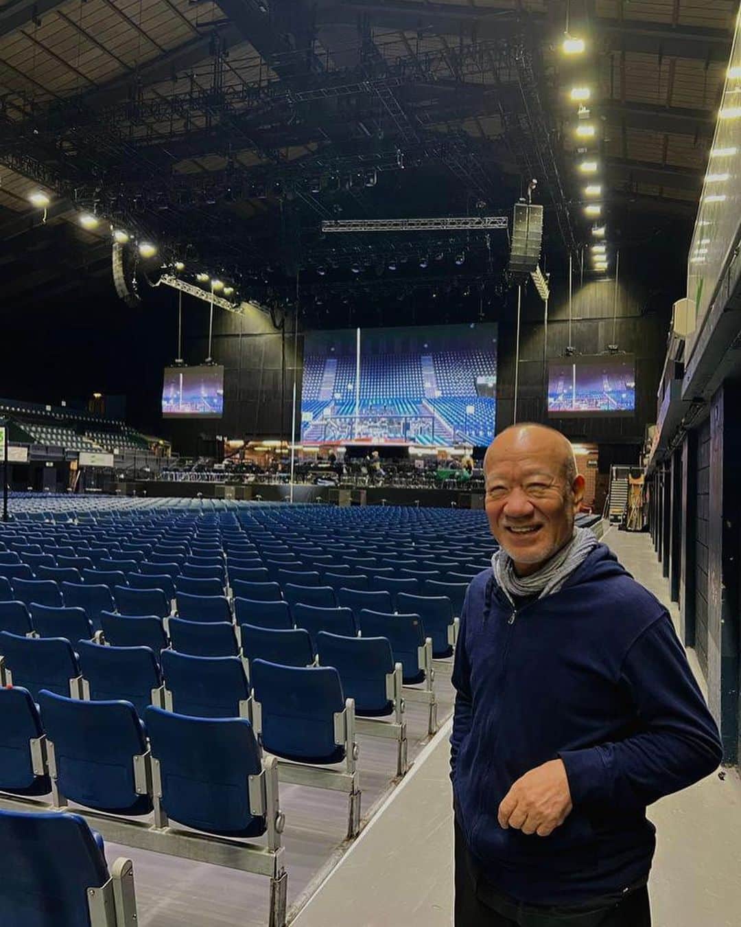 久石譲のインスタグラム：「The rehearsal at Wembley arena in London!  12,500 seats times two days are all sold out.  I am so happy!  #joehisaishi #wembleyarena  #bbcorchestraprogramme #london」