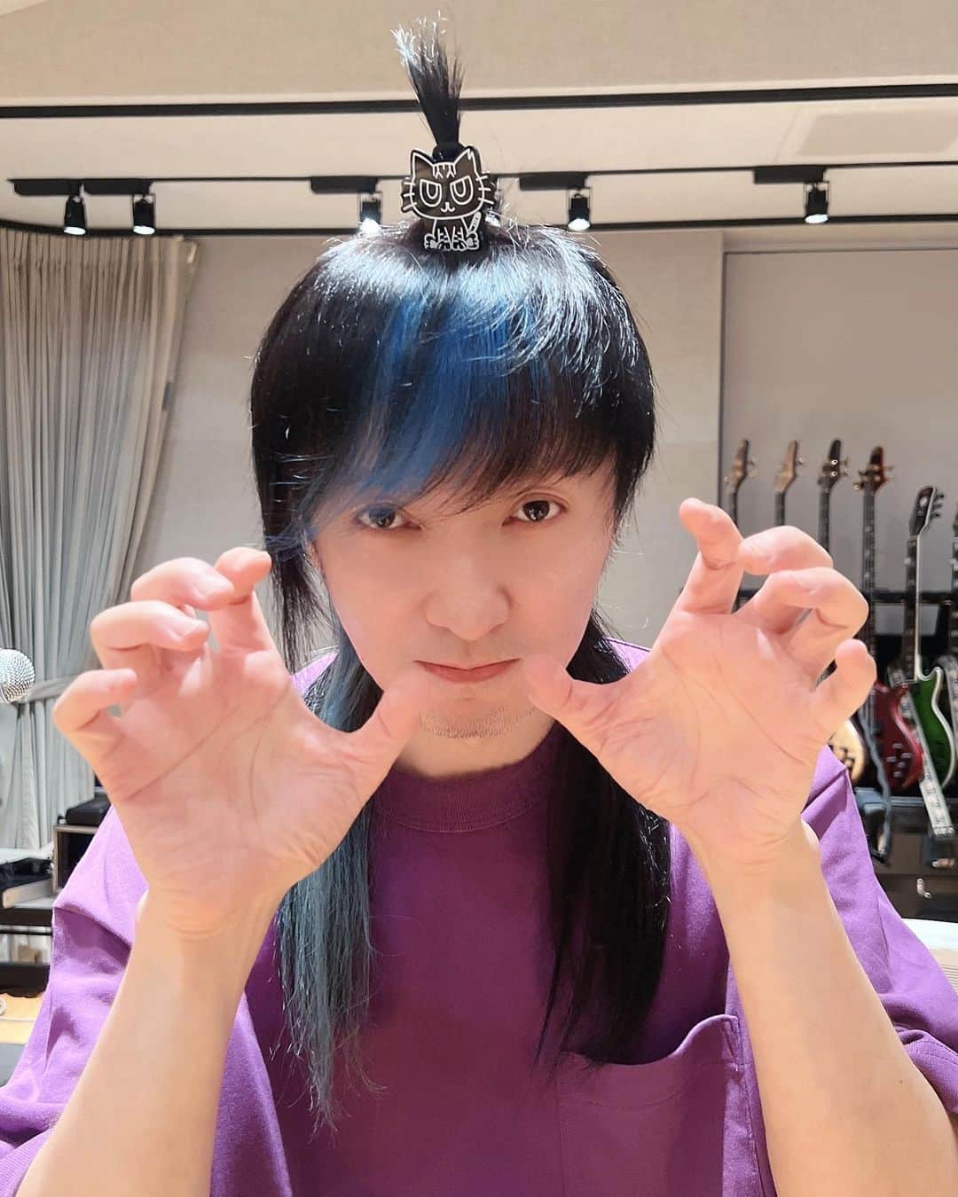 黒猫のインスタグラム：「ふっふっふ…どうですか皆さん、狩姦さん超絶に可愛いでしょう…？🤣🤘 という訳でツアーグッズご紹介その5💜 ヘアゴム（猫神）は髪を結ぶだけでなく、手首につけたりバッグの持ち手につけたりと色々活用できますよ✨ ぜひお好きな使い方をしてみてくださいね🐱👍 猫神シリーズもご好評いただけてうれしいです！ 本当にありがとうございます🐱🩷  あっ、月見バーガー情報をたくさんいただき感謝です🍔🙏 色んなお店で出していると知ってますます興味津々…どれにしようかな〜😋 今日はおやつにシャインマスカットを食べます🤘 秋の味覚でパワーを充填しつつ、振り替え公演に備えますね！🔥🤘  Tour merch✨ Cat god “Chimako” hair accessory🐱💜 #陰陽座 #onmyouza #heavymetal #鬼神に横道なきものを」