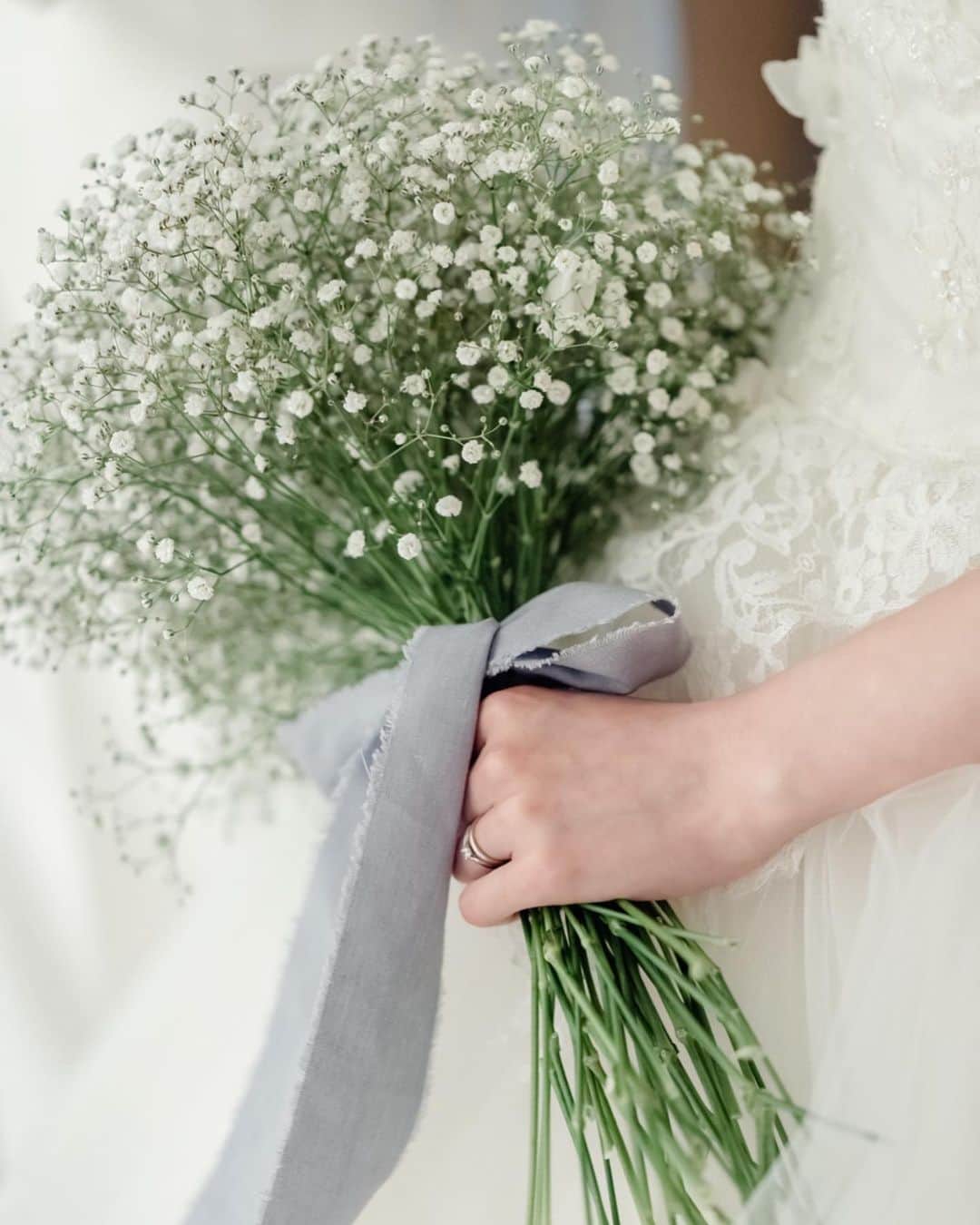 アニヴェルセル 大阪 公式のインスタグラム：「💐ブーケのご紹介 💐 結婚式当日はずっと新婦様お手元にあるブーケ✨  こちらのご新婦様はかすみ草をチョイス🌱  ぜひ、プレ花嫁の皆様は今後のお打ち合わせを楽しみにして いてください❤️  @anniversaire_official @anniversaire_osaka  大阪・難波の結婚式場 アニヴェルセル 大阪 @anniversaire_osaka ドレスが映えるロイヤルブルーの大聖堂 天候に左右されないフラワーシャワースペース ■ なんば駅すぐに佇むお城のような外観 特別な空間で憧れのウェディングが叶います  #結婚式 #ウェディング #アニヴェルセル #アニヴェルセル大阪 #大阪結婚式場 #大阪結婚式 #なんば結婚式 #なんば結婚式場 #プレ花嫁 #大阪難波結婚式場」