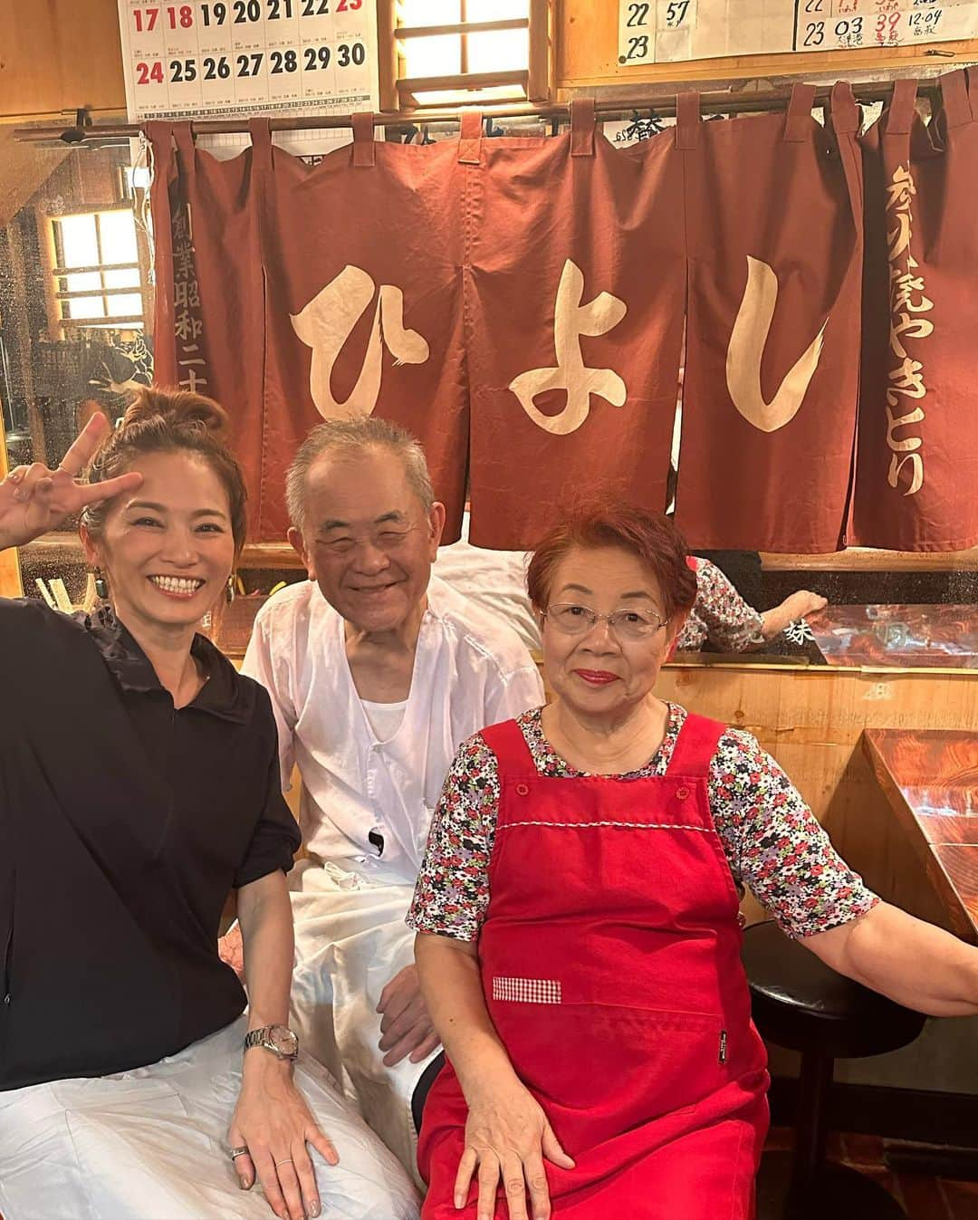 倉本康子さんのインスタグラム写真 - (倉本康子Instagram)「★ 〜ヤッコの酒旅〜 「ひよし」@茨城県　日立  1951年創業。 昭和16年生まれの明るくてかわいらしいご夫婦が営む、日立駅前の「ひよし」。  オススメなどを伺いつつ注文した60年以上の糠床の糠漬け、これがまた絶品！ よく冷えたポテサラも美味！ 一推しのタンシタは、炭で表面はカリッと焼かれて、肉感も香りも絶品！続けていただいた皮、シロも美味！  何よりも素敵なのがご夫婦！ ご夫婦の笑顔がいいでしょー☺️ このお二人に会いたい！って思いませんか？ 私はそう思ったので行きました。  明るいお父さんと、とてもとてもそのご年齢には見えない綺麗なお母さん！ コロナ禍の時にはお仕事を続けるか悩んだとのことでしたが、やはり人に会いたい、時間を持て余しても仕方ないし、何しろ喜ぶお客様がいらっしゃるならば、と続けることにされたとのこと。 ↑ とかいう、とかくしんみりしそうなお話しも大きな笑い声を交えながら話すお父さんが最高🤣👍  他にも戦時中の体験で、1トン爆弾であわや、とか防空壕での思い出などの貴重なお話しも伺ったり。(これも明るくお話しされてました😊)  明るくて優しい素敵なご夫婦 きっと今夜も「ひよし」で多くのお客様を癒されんでしょうね！  NO ALCOHOL, NO LIFE !!  ※お店前での画像の私...浮いてるわけじゃーないですからねー🤣🤣🤣  #ヤッコの酒旅 #noalcholnolife #世界酒場遺産 #酒場 #居酒屋 #ひよし #茨城県日立 #日立 #日立駅前 #酒旅 #倉本康子 #かんぱいでーす #乾杯でーす #やっこ持ち #ヤッコ持ち #アラフィフファッション #アラフォーファッション #ootd #カジュアルコーデ #fashion #fashioncordinate #izakaya #beer #魂を感じる店 #私が決めた世界酒場遺産 #幸せにした人数 #幸せにした時間」9月20日 12時41分 - yasuko_kuramoto_yakko