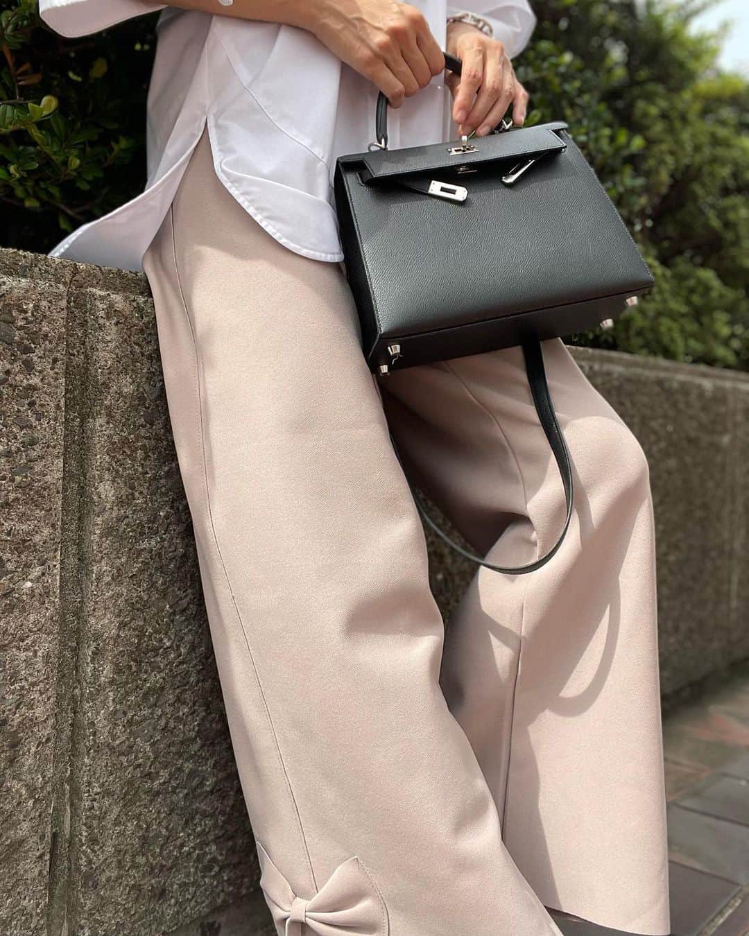 木本泉のインスタグラム：「- 今日も暑いですね😵🥵 びっくり、、、。  歯医者さん🦷の日だと思い込んで行ったら、、、予約日間違えてました💦バタバタして向かったのに😅  ベージュの靴を履いた後に、やっぱり黒🐦‍⬛かな？と思ったけれど時間ないし、、、そのまま出たけど。ただの思い込みで、履き替える時間余裕であったねw  今日１７時〜発売のパンツ🍂 秋になると茶系のお洋服が着たくなる🤎  ストレッチもきいていて履きやすい楽ちんワイドパンツです！」