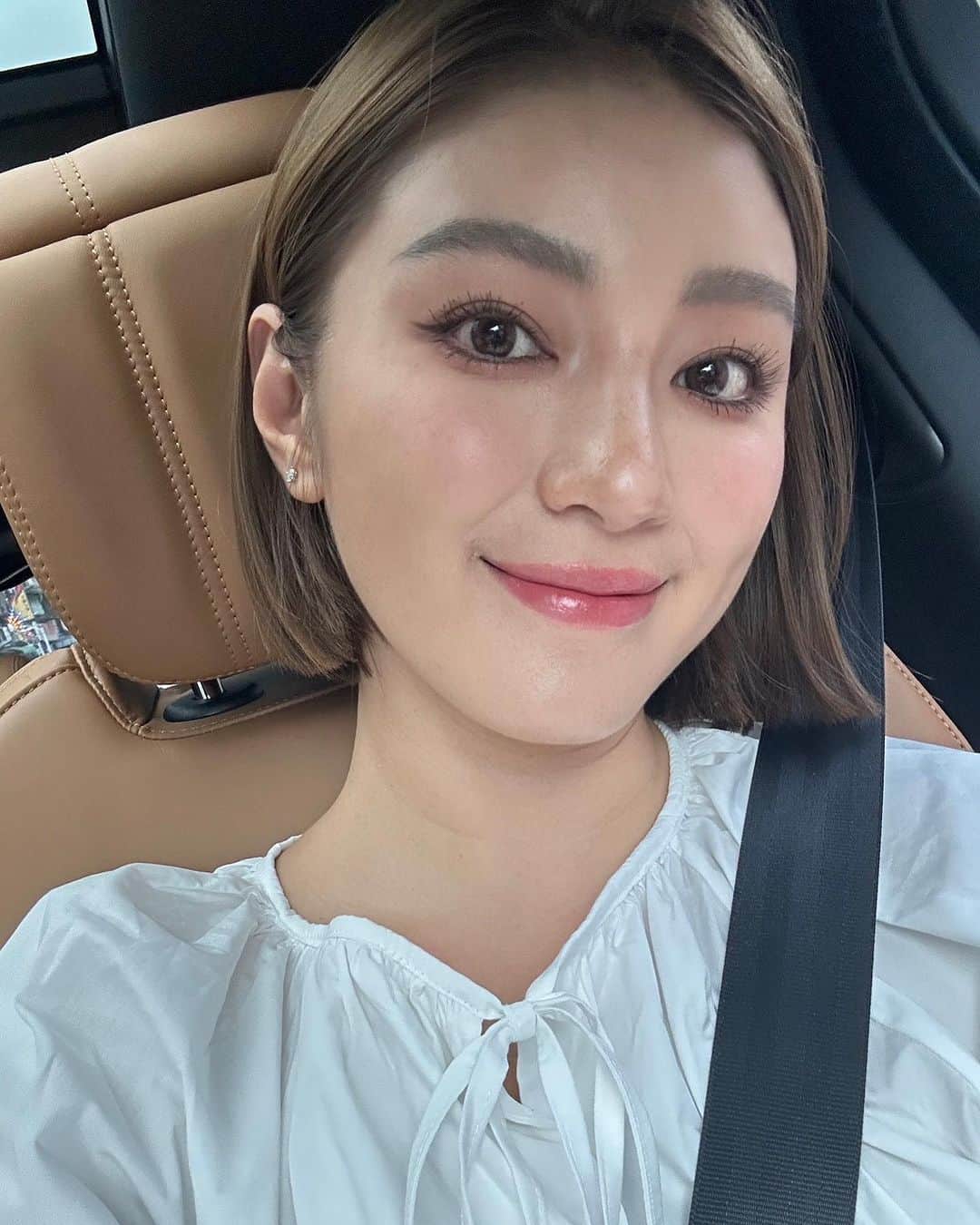 のインスタグラム：「從霧眉開始 就不斷有人私訊問在哪霧的？ 三次的眉毛都是在 @feza_eyesalon 做的， 這次因為是第三次、也非常信任霧眉師的技巧～ 也就大膽的挑戰較有妝感的眉型。  從2020年開始第一次做的自然感到現在的眉型其實變化度是很大的， 但不變的就是霧眉師的強大技巧～ 在第二次做的那年我後來也陪著葛媽來了一次， 在她旁邊從頭陪才知道霧眉真的很吃技術！！ 當年葛媽的眉毛是一般訪間霧眉褪色後的紅眉毛， 我就這麼看著霧眉師沒洗色下利用葛媽當時的毛量去調整並補足～ 真的很厲害， 在顏色層次上必須要有深厚的判斷力才能如此自然流暢的完成霧眉。 我一直選擇霧眉就是因為霧眉即使久了顏色變淡了依舊能在妳自身的毛量下去做出自然的漸層與變化。 如果妳一直想嘗試卻遲遲沒勇氣的， 那就放心的把自己交給Feza EyeSalon 吧！ 裡頭的五位霧眉師風格都是一致的， Feza EyeSalon 一直以來都是走自然感無恢復期的霧眉～ 而且色膏顏色也選的很漂亮，  就算時間久了褪色也不明顯， 你只會繼續覺得那是自己自然的眉毛樣子～  就連我這次嘗試比較有妝感的眉毛恢復期的7-10天也沒有過去別人霧眉恢復期的蠟筆小新尷尬期～ 而現在呢？ 現在的眉毛呈現一個素顏就有神到翻天的頂峰時期👍🏼👍🏼 生活忙碌的太太們請都馬上預約去。真的太方便！！！  官方Line預約在這🔗 http://line.me/ti/p/@feza   那個還未褪色的朋友們也能趕緊為1年半載後的補色約起來～ 因為真的預約爆滿～  另外附上各分店資訊》  南京復興本店-美睫美甲預約專門店 台北市松山區南京東路三段256巷20弄3號1樓  敦化SOGO店-美睫美甲預約專門店 台北市大安區敦化南路1段246號2樓(敦化SOGO 2F)  南京復興會館-霧眉、霧髮際、無創除色、霧眉教學專門店 台北市松山區南京東路三段256巷27號1樓  預祝大家 天天開心 都能活得眉飛色舞🎀  {本篇是品牌邀約分享文｝」