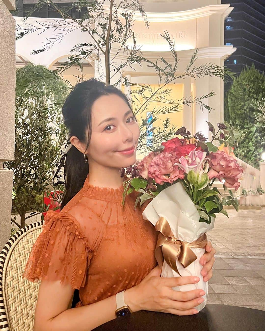 和希優美さんのインスタグラム写真 - (和希優美Instagram)「花好きなので花束は嬉しい♡  さて、ジュエリーの生放送で 私の必須アイテムを更新します♡⸝⸝⸝ ⁡ ⁡ ✔️iPSA  コンシーラー( @ipsa_jp ) クマや擦り傷などのをカバーします！ ⁡ ✔️iPSA コントロールパウダー( @ipsa_jp ) 2、３時間目からの テカってきたメイク直しに抜群˖°⌖  ⁡ ✔️サージカルテープ 腕を上げるので 手首にブレスレットを 留めてる為に使ってます！ ⁡ ✔️ハンドクリーム( @kao_official_jp ) ジュエリーがよりよく見えるように 潤った手元を目指しています😅 ⁡ ✔️アホ毛防止スティック ピアスを見せる時に 髪がうねうねしているのを抑えています！ ⁡ ✔️日焼け止め( @alliepr_jp ) 肌が綺麗に見えるトーンアップの日焼け止め ⁡ ✔️ネイルオイル 甘皮エリアの栄養やツヤは 見た目にもプラスになるので必須です✦ ⁡ ⁡ こんな感じで 生放送中の裏で コソっと仕込みながら 放送に挑んでおります ◡̈ .ﾟ･*. ⁡ ⁡ 次回の出演日は 9/26 22時〜 BSの時間もあるので テレビでもご覧ください🙆‍♀️🪻  ┈┈┈┈┈┈┈┈┈┈┈┈┈┈┈┈┈ ⁡ #beauty #skincare #cosme #美容好き #コスメ好き #ジュエリーモデル #モデル美容 #ハンドクリーム #ネイルオイル #ハンドモデル #トーンアップuv #30代美容 #30代女子 #女子力 #美意識向上 #アラフォー美容 #日焼け止め ⁡ ┈┈┈┈┈┈┈┈┈┈┈┈┈┈┈┈┈ ⁡ いいね、コメントありがとうございます.ᐟ.ᐟ ⁡ 気になったり、 あとでゆっくり読みたい人は 忘れずに！ 保存してください ◡̈✩ ⁡ ┈┈┈┈┈┈┈┈┈┈┈┈┈┈┈┈┈  ⚠️ © All photos belongs to @kazukiyumi, reposting to other than stories requires permission, DM toinquire📲 ⁡ ⁡」9月20日 12時35分 - kazukiyumi