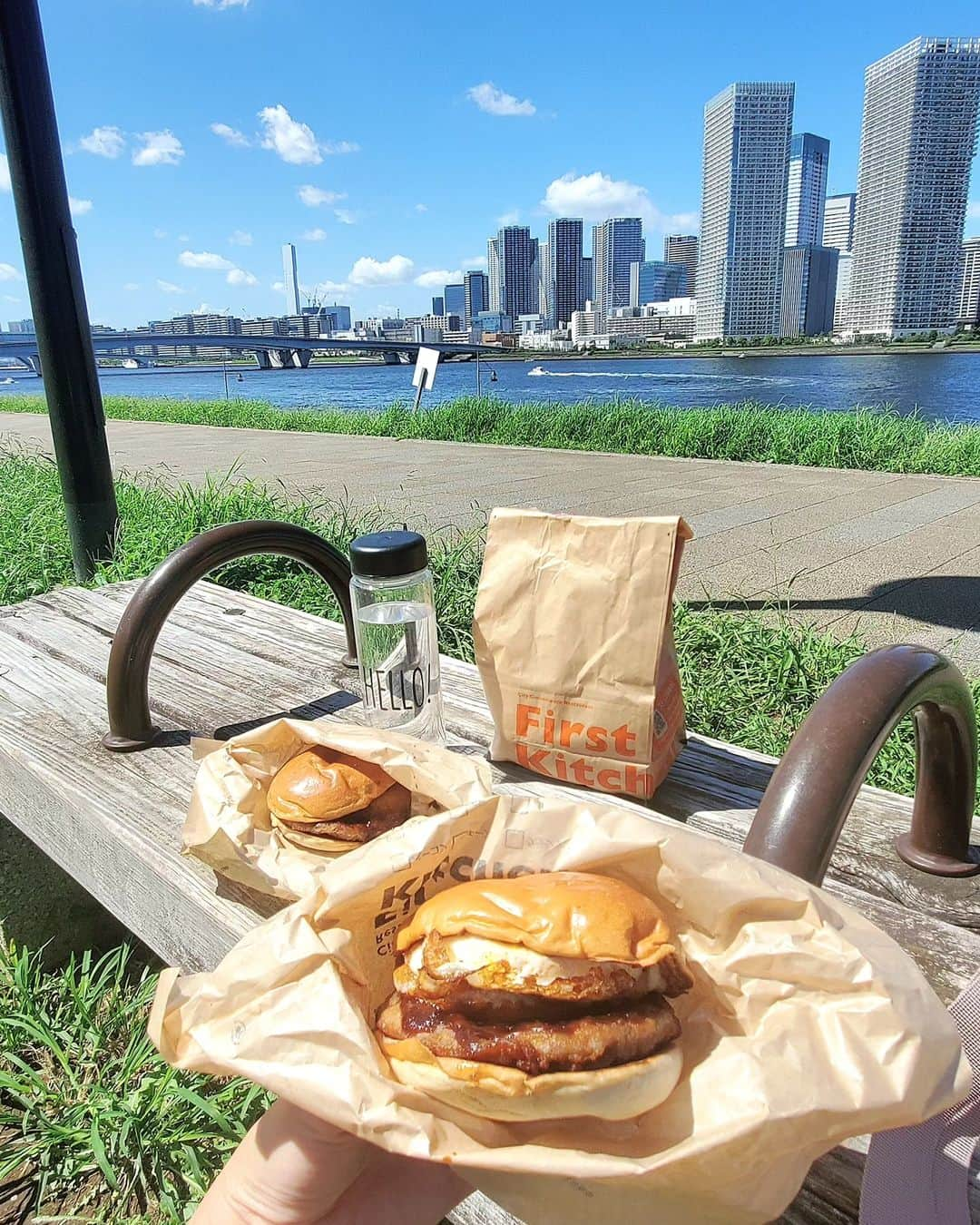 小谷津友里さんのインスタグラム写真 - (小谷津友里Instagram)「外でお昼🍔🥤 ファーストキッチンの月見バーガーをテイクアウトして 食べたよ🚶  大きなおもちが挟まってるんだよ～ たまごとおもちで月見を表現してるんだって🌙  おもちは出汁が効いたつゆにくぐらせた 揚げもちで、 たまごと同じくらい分厚くボリュームたっぷり！  もっちもちで美味しかった😋 コク旨みそダレもとろーっとしてておもちに合う🙆  秋だね～🌾🌝  #ウェンディーズ #ウェンディーズファーストキッチン #PR #ファーストキッチン #月見バーガー #ハンバーガー #テイクアウト #豊洲 #ピクニック #おでかけ #グルメ #おもち #餅」9月20日 12時39分 - yurikoyatsu