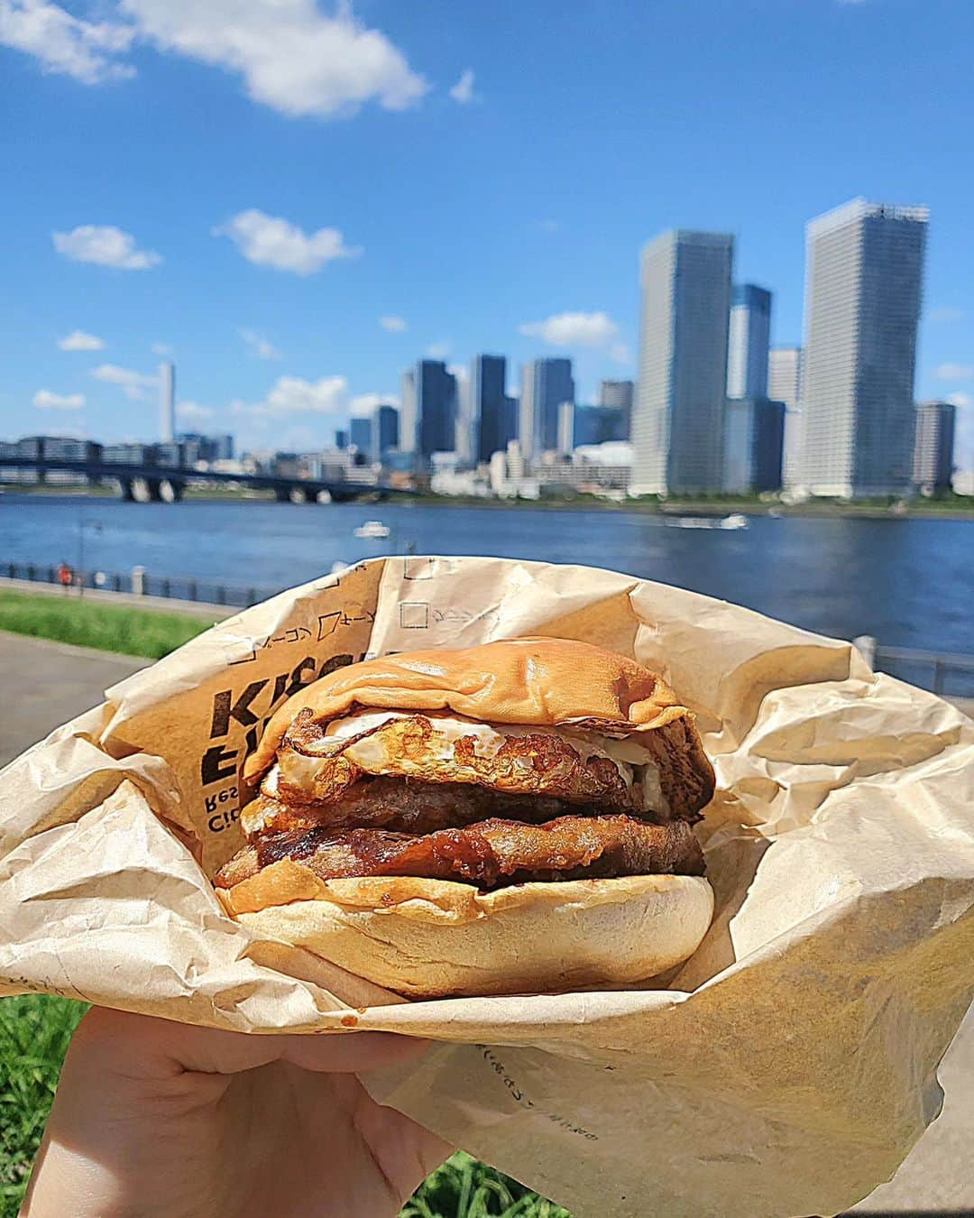 小谷津友里のインスタグラム：「外でお昼🍔🥤 ファーストキッチンの月見バーガーをテイクアウトして 食べたよ🚶  大きなおもちが挟まってるんだよ～ たまごとおもちで月見を表現してるんだって🌙  おもちは出汁が効いたつゆにくぐらせた 揚げもちで、 たまごと同じくらい分厚くボリュームたっぷり！  もっちもちで美味しかった😋 コク旨みそダレもとろーっとしてておもちに合う🙆  秋だね～🌾🌝  #ウェンディーズ #ウェンディーズファーストキッチン #PR #ファーストキッチン #月見バーガー #ハンバーガー #テイクアウト #豊洲 #ピクニック #おでかけ #グルメ #おもち #餅」