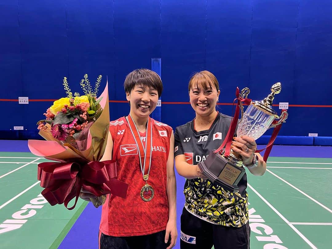 今別府香里のインスタグラム：「🏸中国オープン2023🏸🇨🇳  World Tour Super 1000  山口　茜選手　準優勝🥈 大堀　彩選手　ベスト16 川上　紗恵奈選手　ベスト16 仁平　菜月選手　1回戦敗退  🏸香港オープン2023🏸🇭🇰  World Tour Super 500  山口　茜選手　優勝🥇 大堀　彩選手　ベスト16 奥原　希望選手　1回戦敗退 川上　紗恵奈選手　1回戦敗退 仁平　菜月選手　1回戦敗退  応援ありがとうございました📣😊  次はアジア大会🔥  山口選手から貰ったバスボールの中身をストラップにしました🤗  #Badminton #ChinaOpen2023 #HongKongOpen2023 #日本代表 #女子シングルス #BIRDJAPAN」