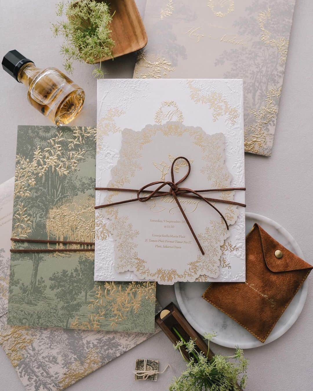 Veronica Halimのインスタグラム：「Embracing the lush beauty of a rainforest-themed invitation suite, where the Banyan tree, symbolizing strength and the tree of life, takes root. Just as nature's wonders flourish, so does our new journey of life and growth. A custom iInvitation design for H&N — #ldvh #NewBeginnings #TreeOfLife #invitationdesigns #weddinginvitation #bespokestationery  #weddinginspiration #カリグラフィー　#ウェディング　#ウェディングアイテム #weddinginspiration #weddingdesigner #papers #goldfoil #weddingtrend #veronicahalim #weddingpapers」