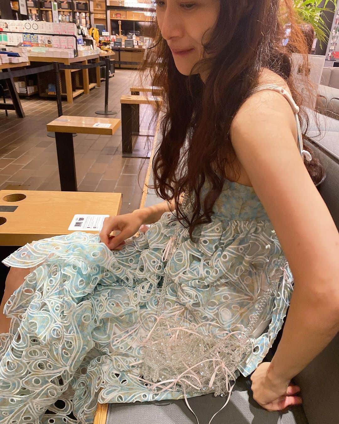 小藪奈央のインスタグラム：「. Took @susanfangofficial 🫧 to cinema with me 🫧 うでふといな。脂肪溶解注射きかなかった🫣」
