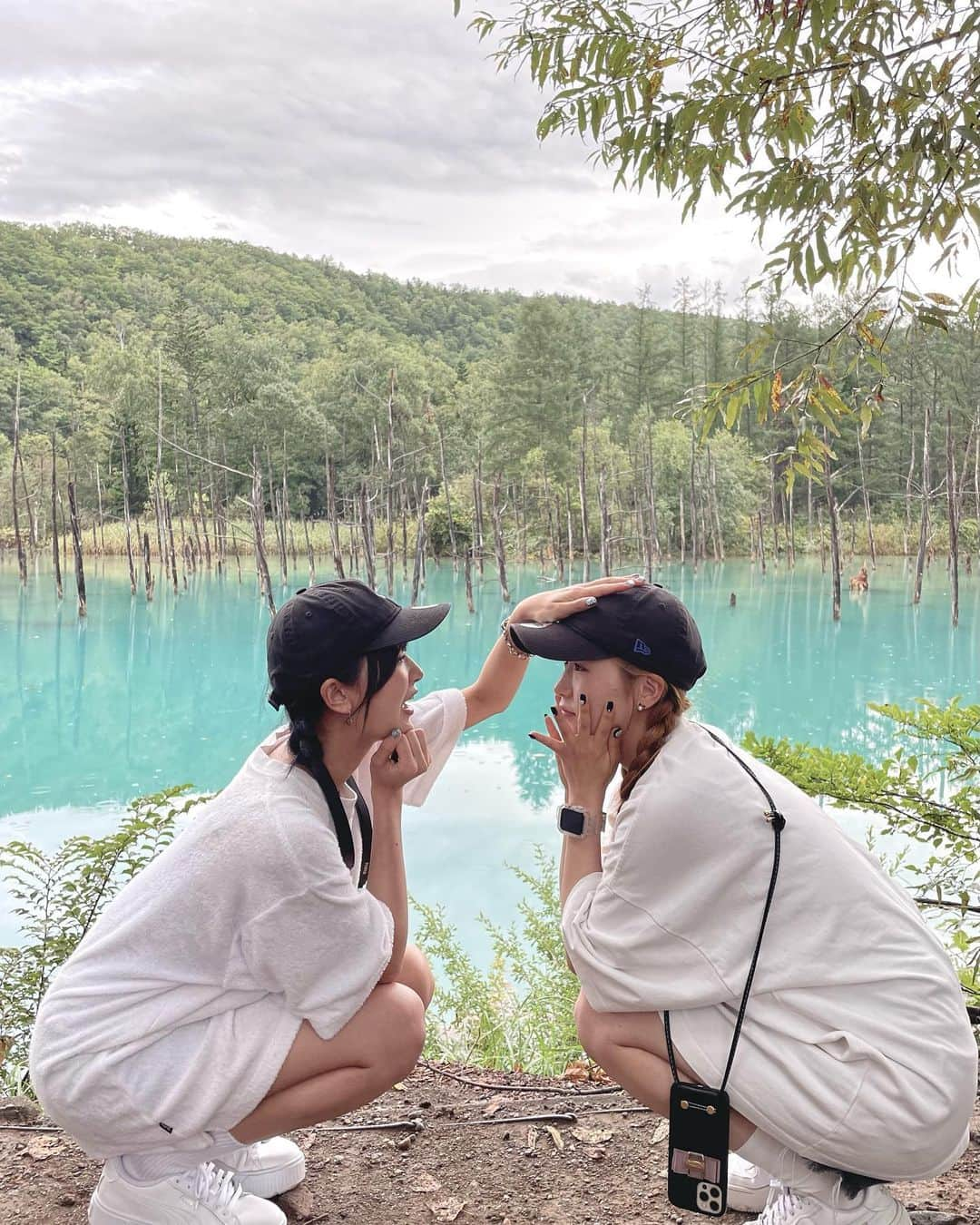 岩間妃南子さんのインスタグラム写真 - (岩間妃南子Instagram)「・ ・ ・ ジェットコースターの道🎢 いもうと運転プロだった🥺  青い池は曇ってたけどお水の色 きれーだった💧 ・ ・ ・ #北海道旅行 #北海道 #ジェットコースターの道 #青い池 #富良野 #富良野観光 #富良野市 #旅行コーデ #姉妹コーデ #双子コーデ #双子姉妹 #tシャツコーデ」9月20日 12時54分 - hinako.1116