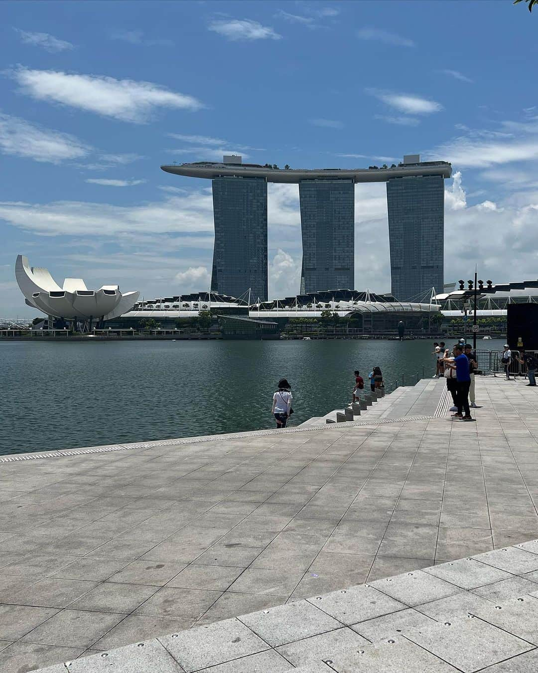 古都かなさんのインスタグラム写真 - (古都かなInstagram)「Singapore🇸🇬💙 初めてのSingapore楽しかった😎✨ 🇰🇷で買ったばかりの@GENTLEMONSTER のサングラス🕶無くしてショック大😇笑  #singapore #marinabaysands #pool  #travel #casino #enjoy #happy💕」9月20日 13時06分 - kanachanyaai