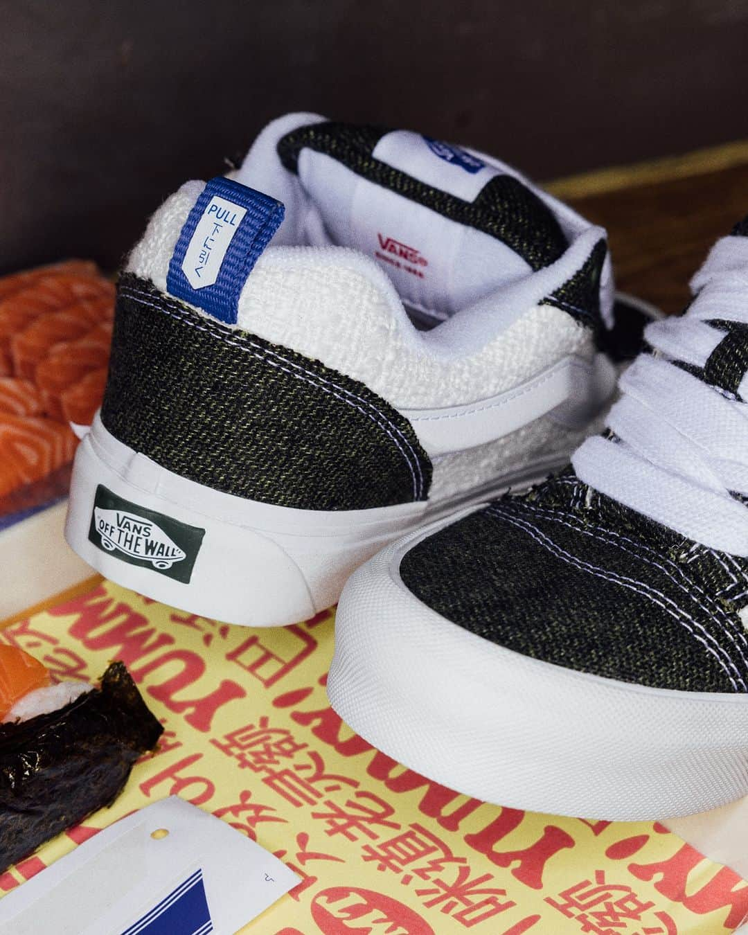 Vans Philippinesさんのインスタグラム写真 - (Vans PhilippinesInstagram)「Vans Knu Skool is stepping out in a distinct Japanese style. 🍙🍣  Knu Skool kicks copping a fresh Japanese twist, all inspired by the dope rice ball, Onigiri. Sides rockin' rice-white, as the toe, eyelets, and heel hit you with that seaweed-green swirl that wraps up the whole look. Get ready, as the streets are turning Japanese with every step in Vans Knu Skool Onigiri. 🔥🏁  📍 Get yours at select Vans stores or get them through our chat store. Link in bio!🤘🏻」9月20日 13時00分 - vansphilippines