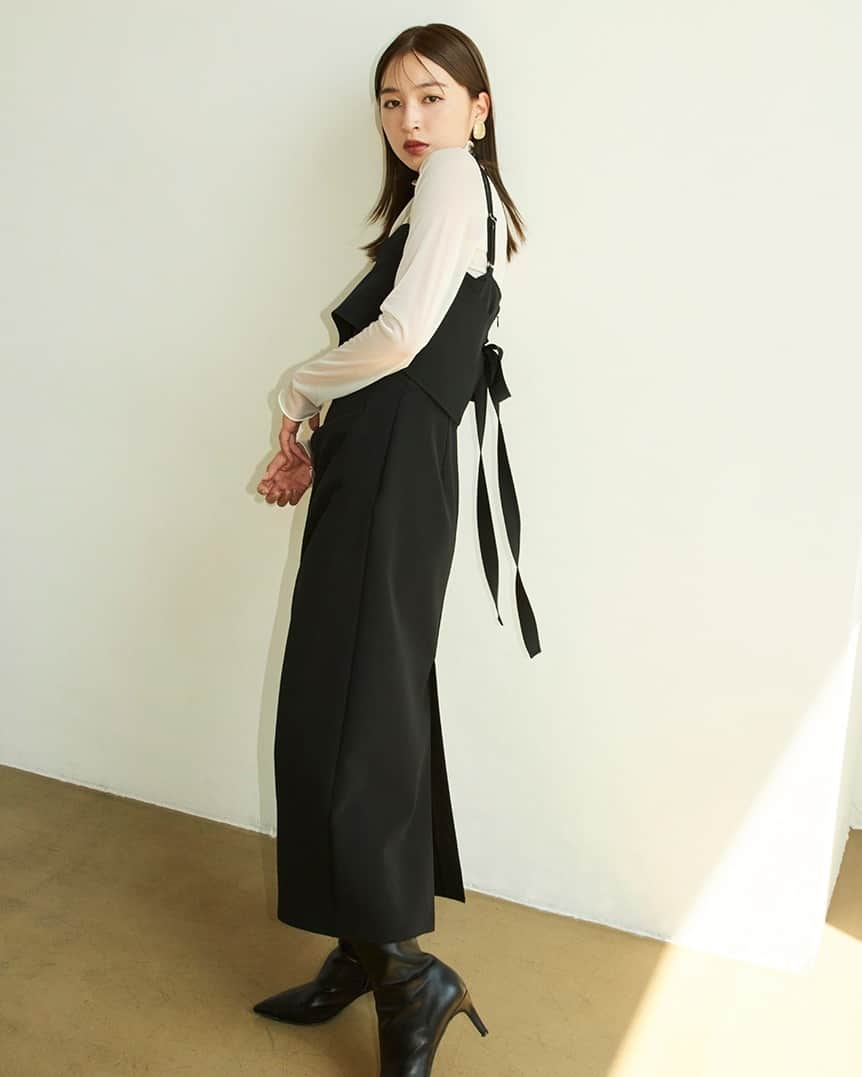 のインスタグラム：「【New Arrival 】 本週上架！  精緻的雙肩帶和背後綁帶細節，腰部下方的皺褶令線條更具立體感！   吊帶連衣裙SWFO234015 Color: BLK BRW MIX Size: 0,1   ━━━━━━━━━━━━━━ \ USAGI ONLINE 網店優惠/  ✨ SUMMER FINAL SALE All 50%OFF  ✨精選家居服1件7折  Link in Bio ✨  #SNIDEL #SNIDELhk #autumn #skirt #dress #onepiece #連衣裙」