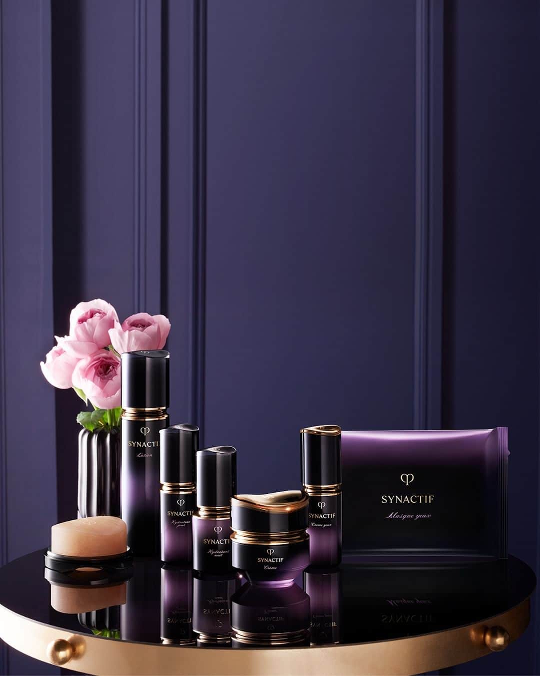 Clé de Peau Beauté Officialさんのインスタグラム写真 - (Clé de Peau Beauté OfficialInstagram)「Now you can treat yourself to a luxurious spa treatment in the comfort of your own home. Inspired by detoxifying spa treatments, #Synactif is a holistic range of products designed to pamper your skin from day to night. With its combination of advanced skincare technology and powerful natural ingredients, the exquisite Synactif line is your key to radiant, youthful skin, as if you've been treated by the hands of a skilled spa therapist 💆🏽   ご自宅で贅沢なスパトリートメントをお楽しみいただけます。 先進のリンパ管研究をさらに進化させたクレ・ド・ポー ボーテ最高峰ライン #シナクティフ は朝のお手入れと夜のお手入れで、未知の美しさへと導きます。先進のスキンケア研究がついに導きだしたシナクティフだけの成分、ピュリファイングB（保湿・整肌）*を配合。厳選された植物成分を効果的に組み合わせたシナクティフシリーズは、生命の輝きにあふれた、鮮明な顔立ち印象を目指します💆🏽  *（桑白皮エキス、ケイ皮エキス、オドリコソウエキス、MPC コポリマー、ラウリルジメチルアミノ酢酸ベタイン、イソステアリン酸、グリセリン、キシリトール、PEG/PPG-17/4 ジメチルエーテル、アセチル化ヒアルロン酸ナトリウム、トリメチルグリシン）」9月20日 13時00分 - cledepeaubeaute